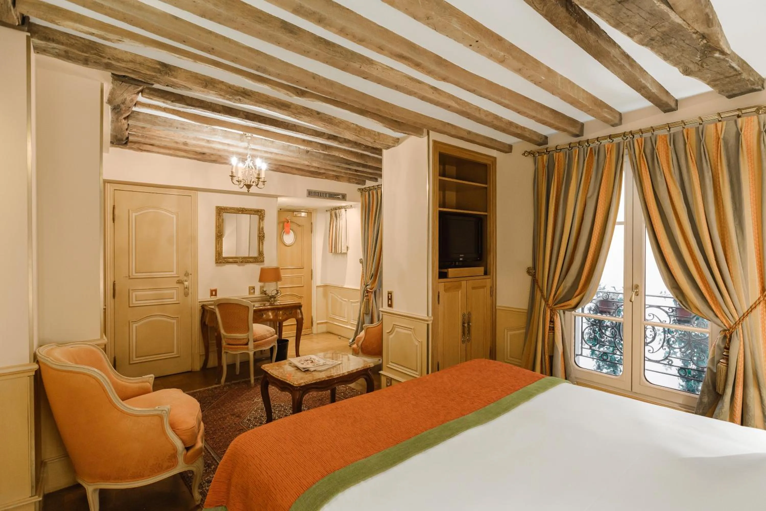 Photo of the whole room, Bed in Hotel Luxembourg Parc