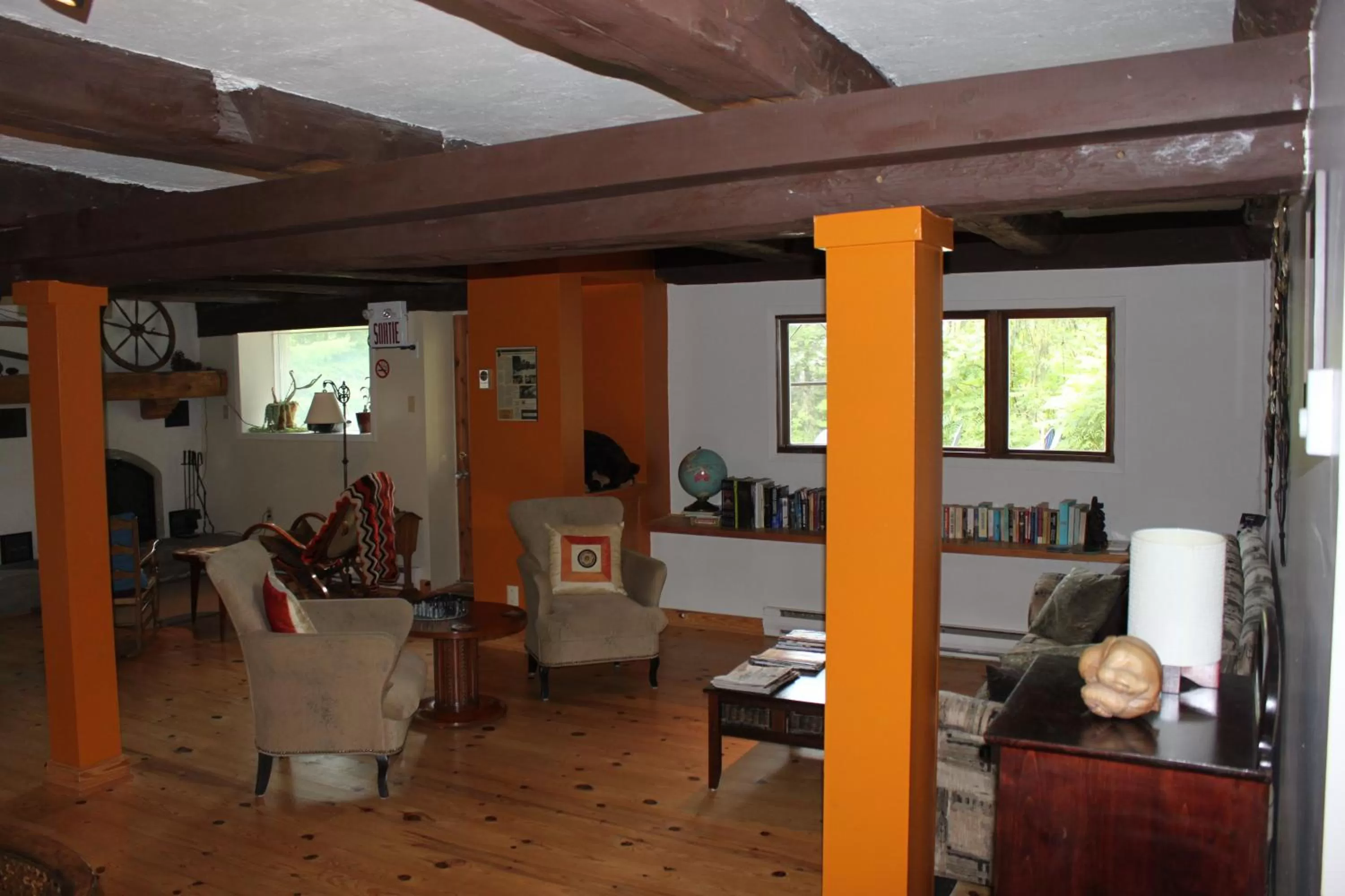 Communal lounge/ TV room in La Grange Country Inn