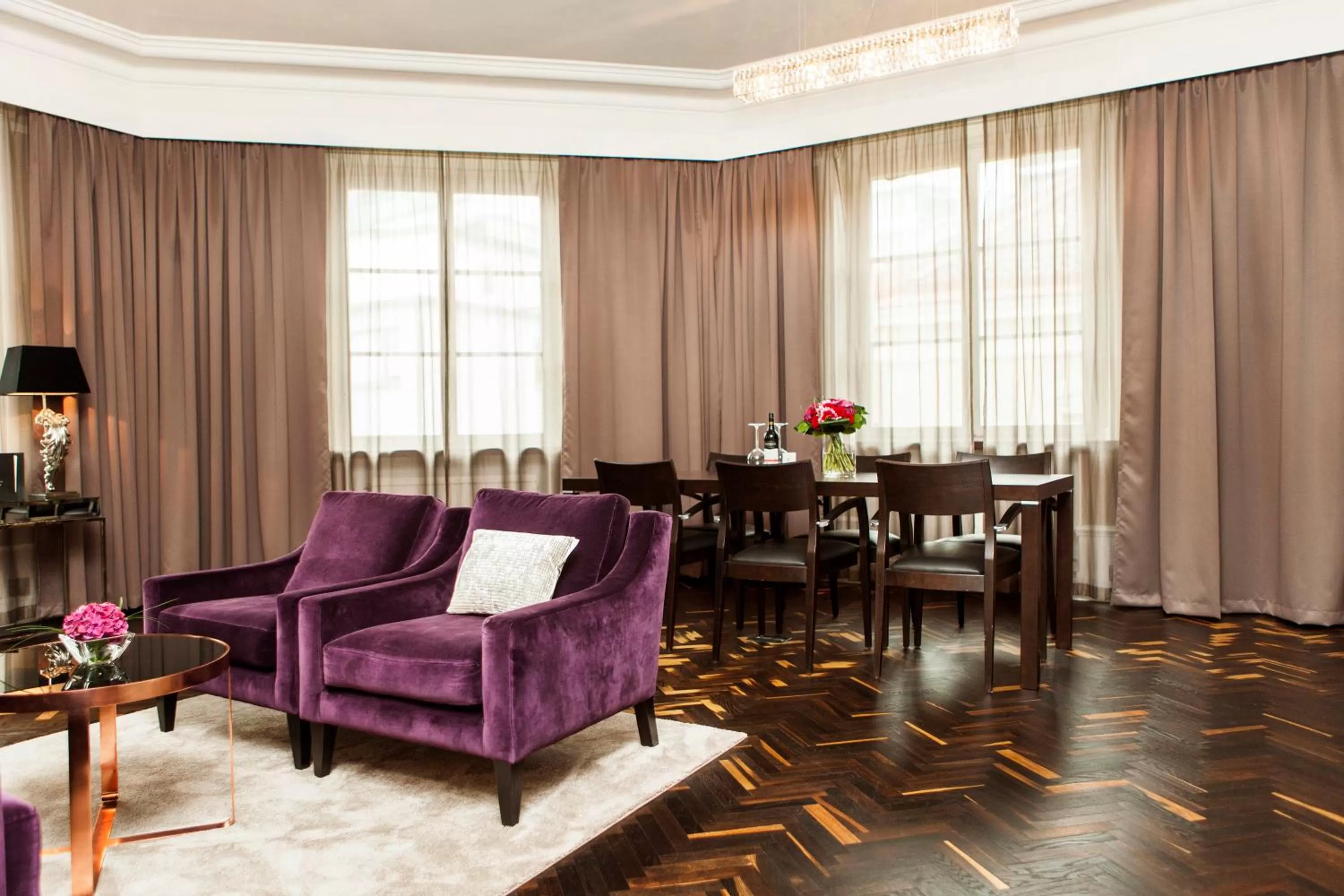 Living room in Elite Plaza Hotel