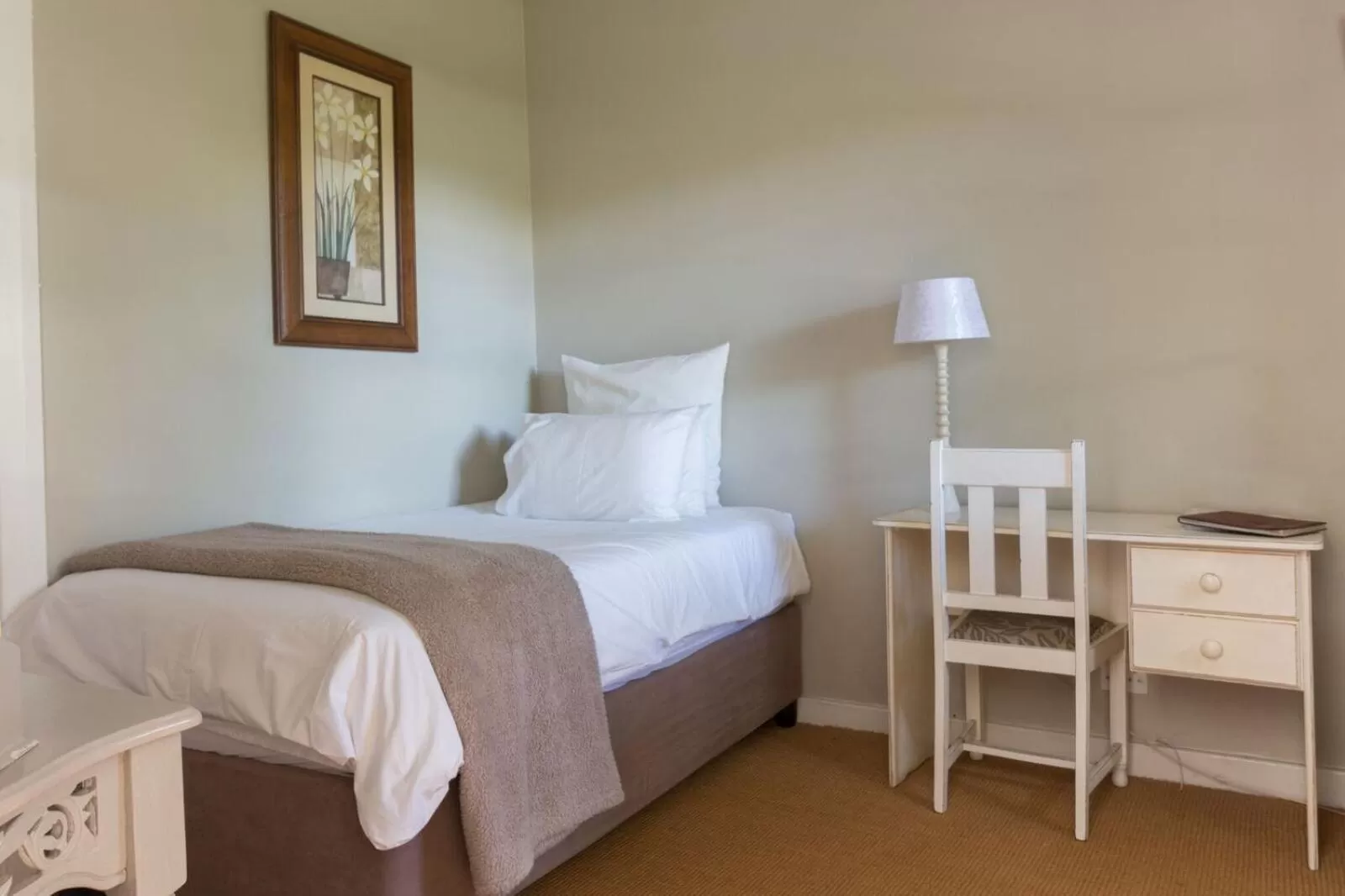 Bedroom, Bed in Sandown Lodge