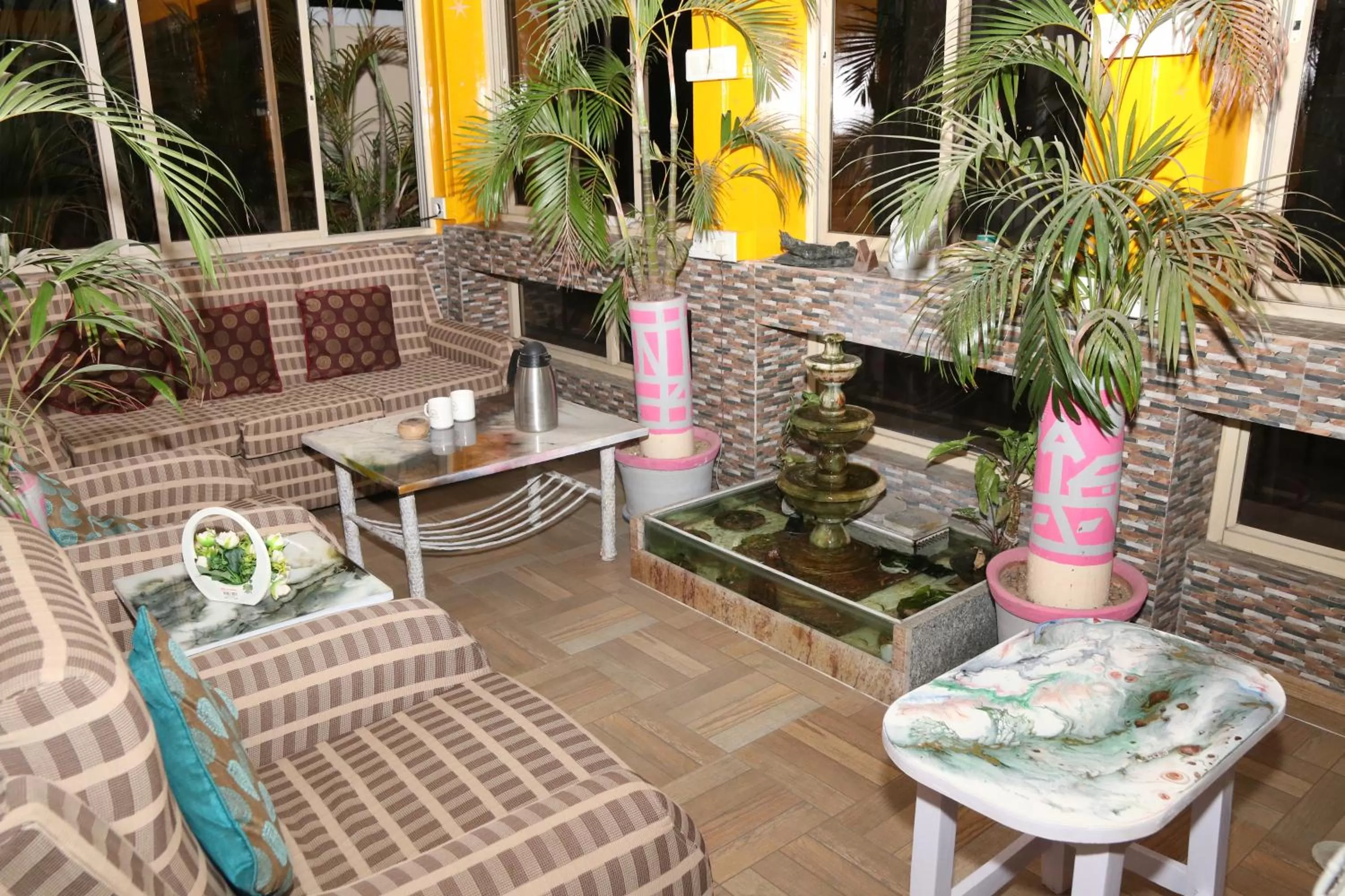 Restaurant/places to eat in The Elite Apartment Hotel