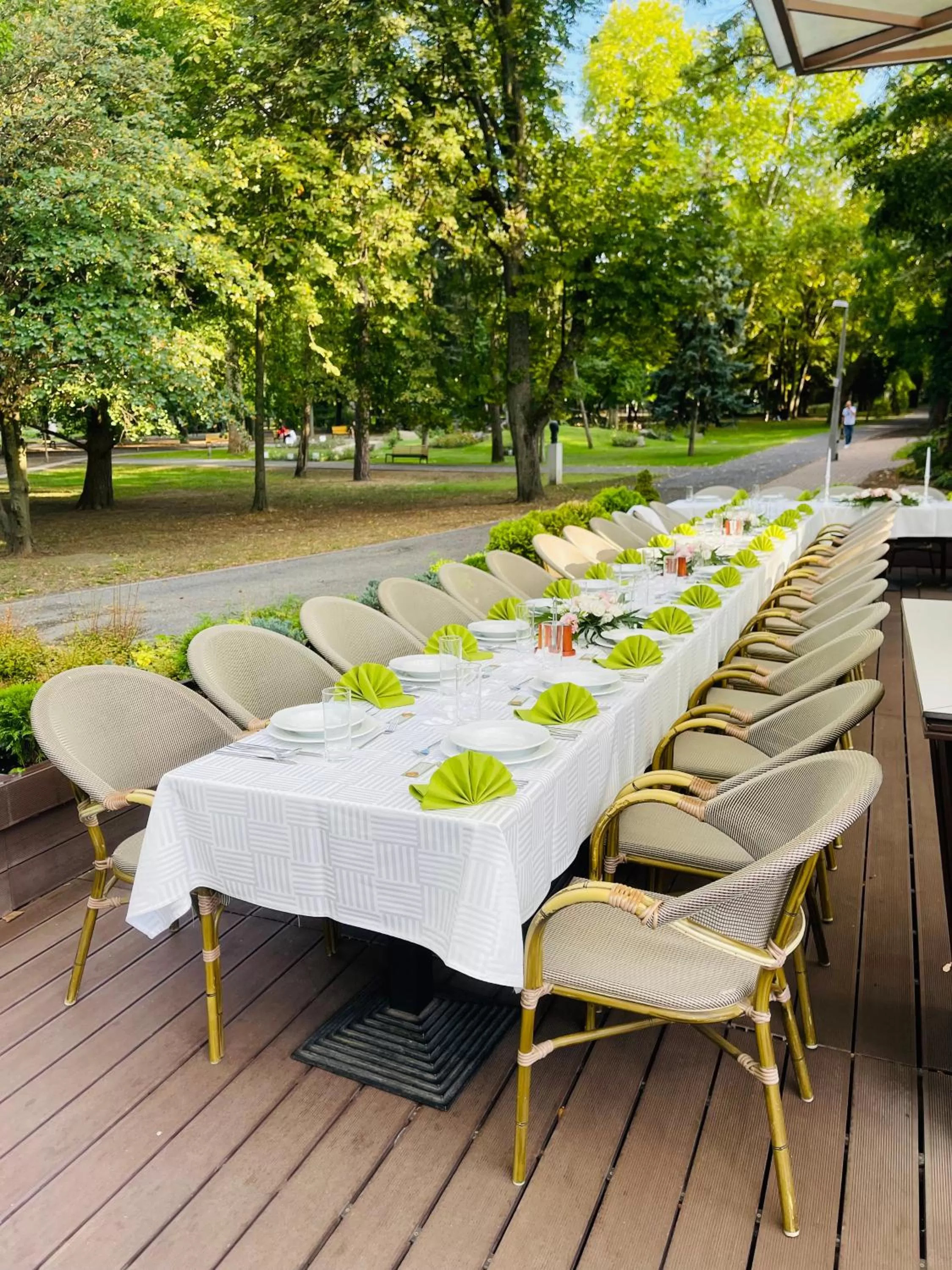 Restaurant/places to eat in Villa Hotel