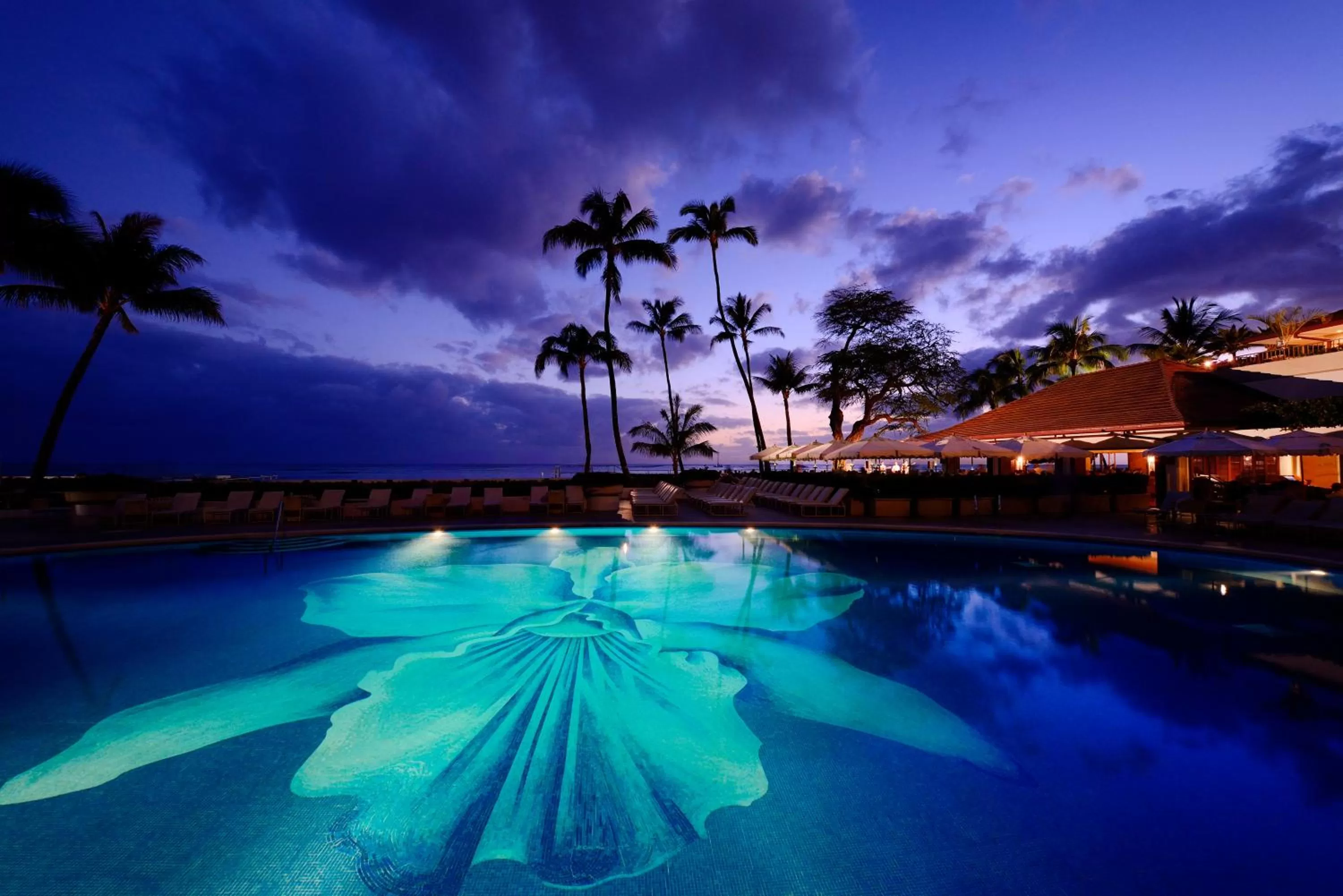 Swimming pool in Halekulani - NO RESORT FEE
