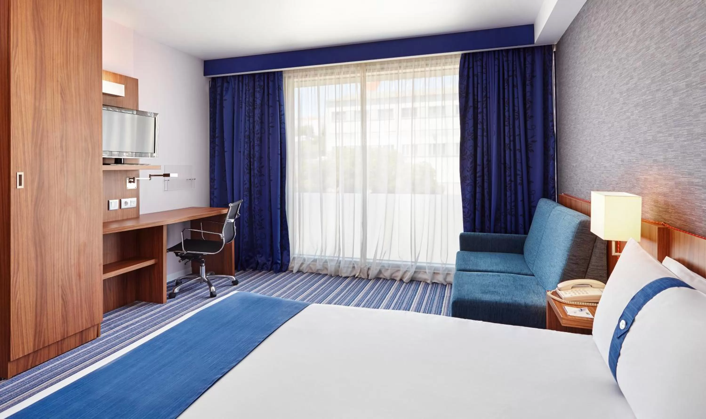 Photo of the whole room, Bed in Holiday Inn Express Lisbon Alfragide by IHG