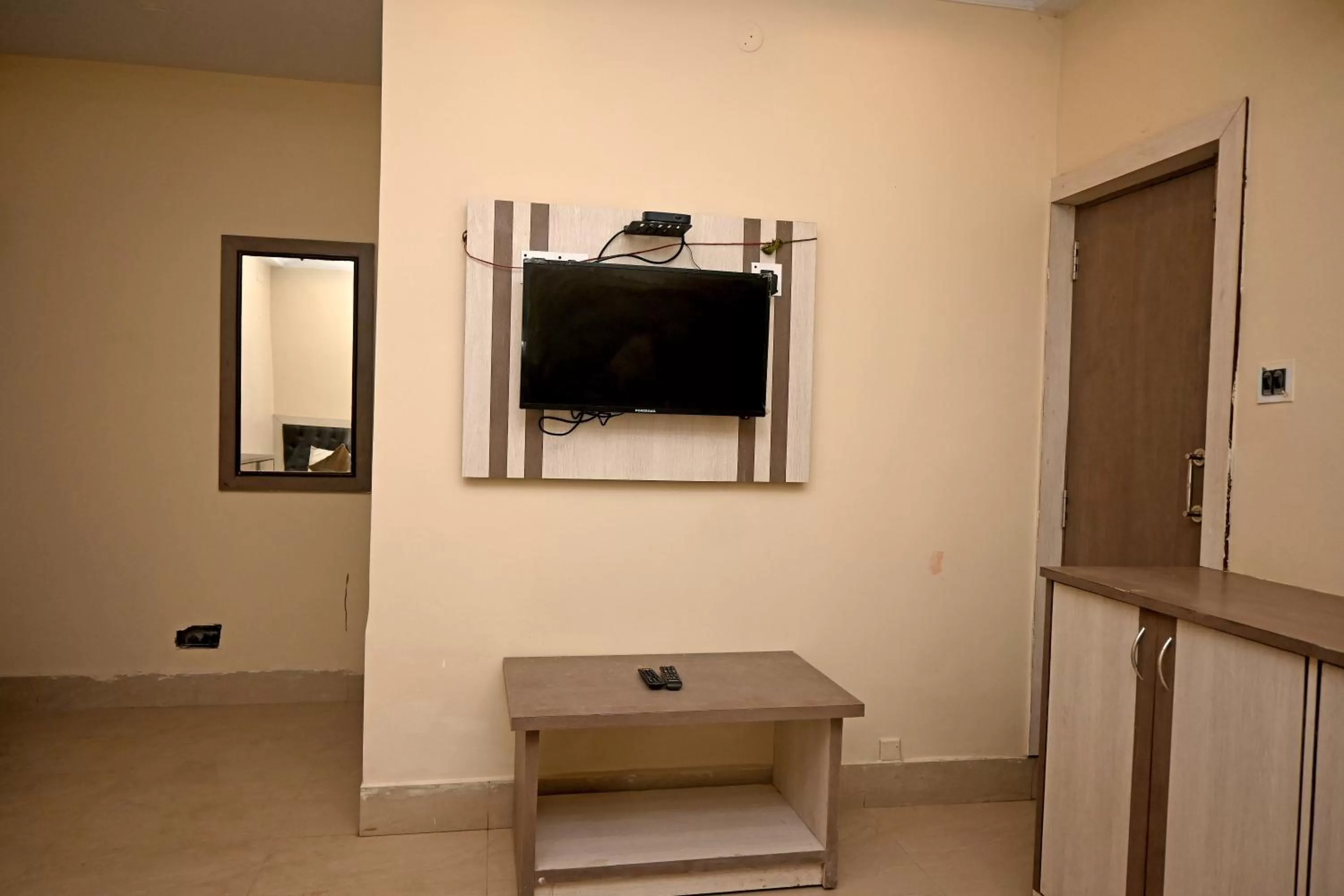 TV and multimedia, TV/Entertainment Center in Royal Sea View