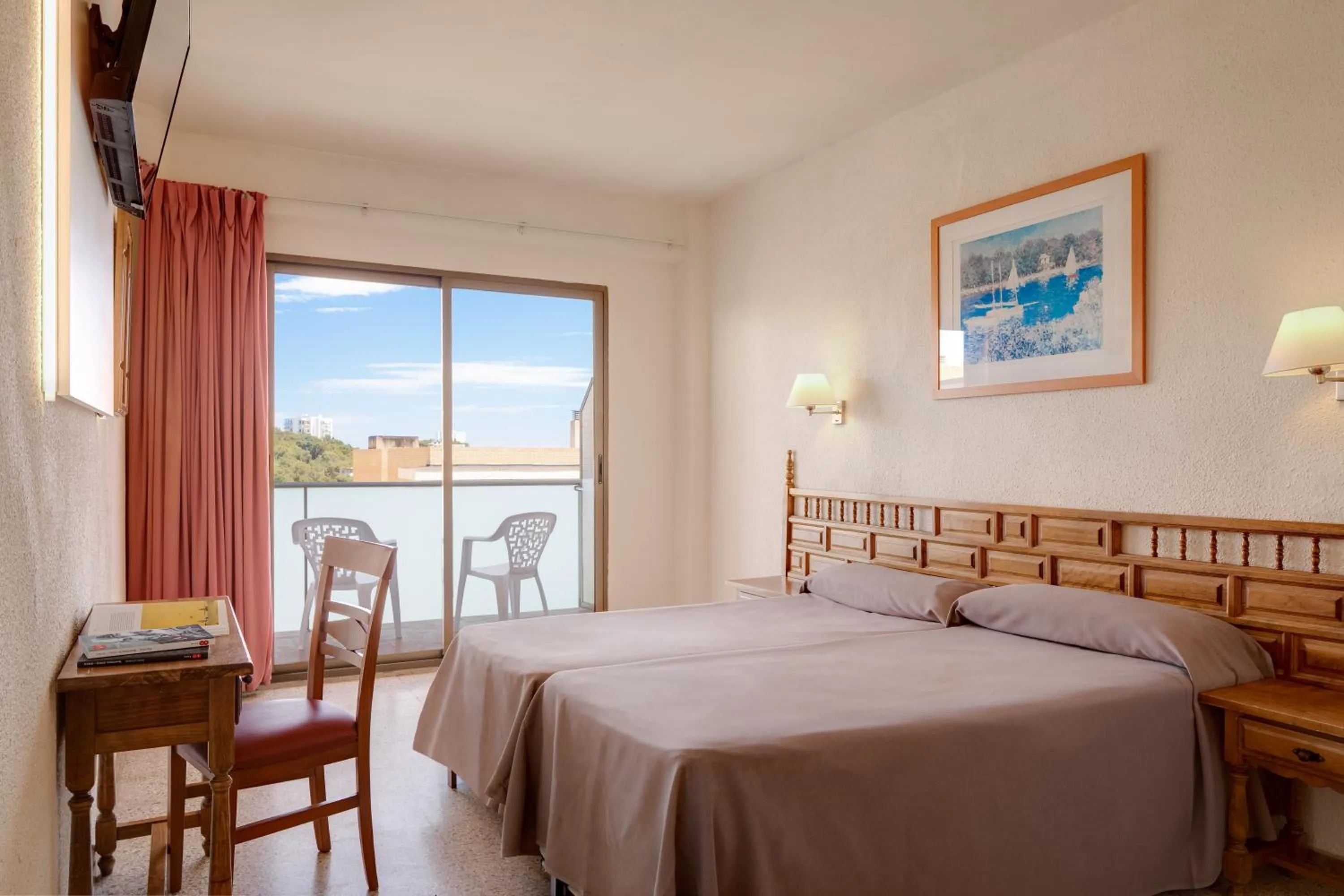 Photo of the whole room, Bed in htop Molinos Park #htopEnjoy