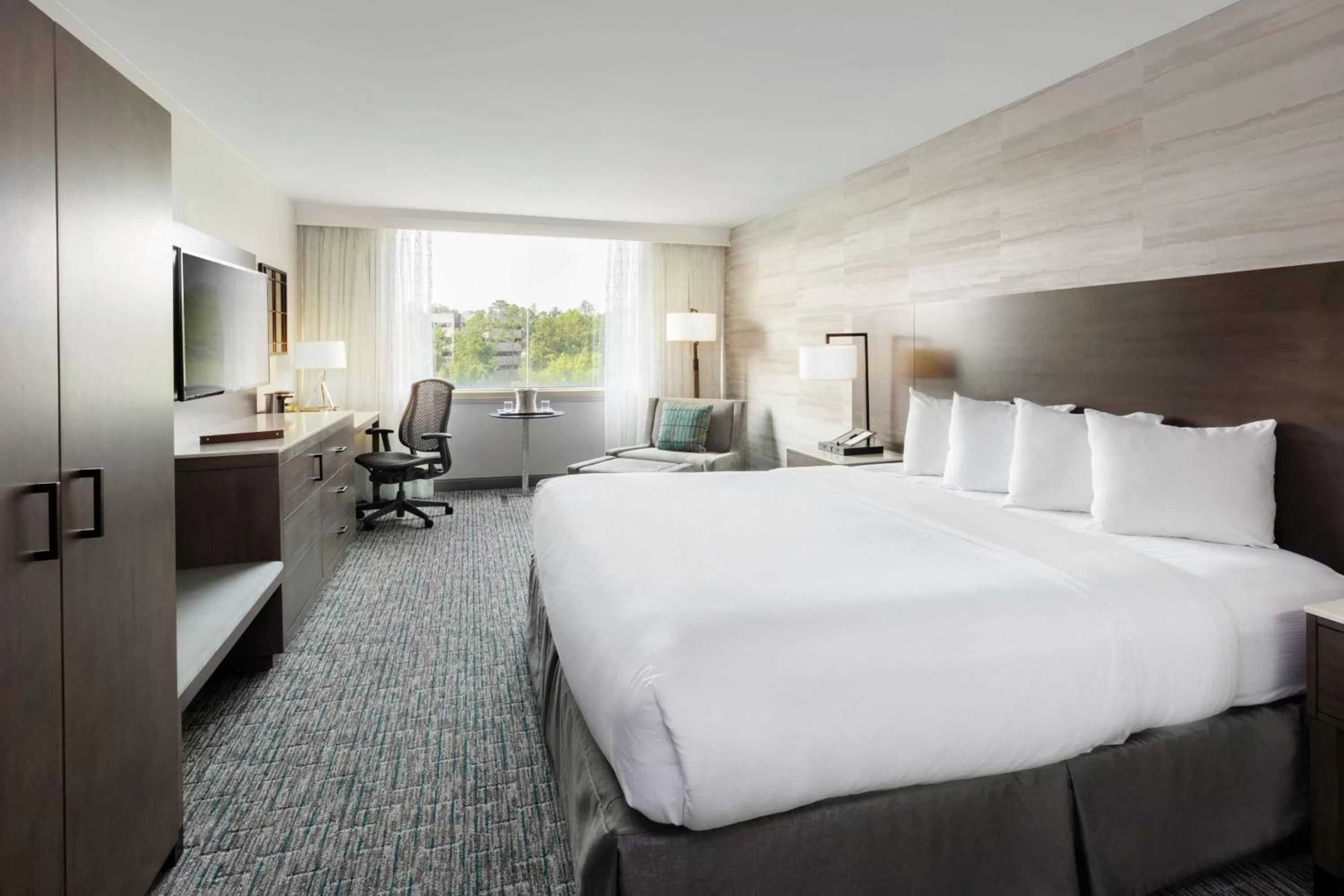 Bedroom, Bed in DoubleTree Birmingham Perimeter Park