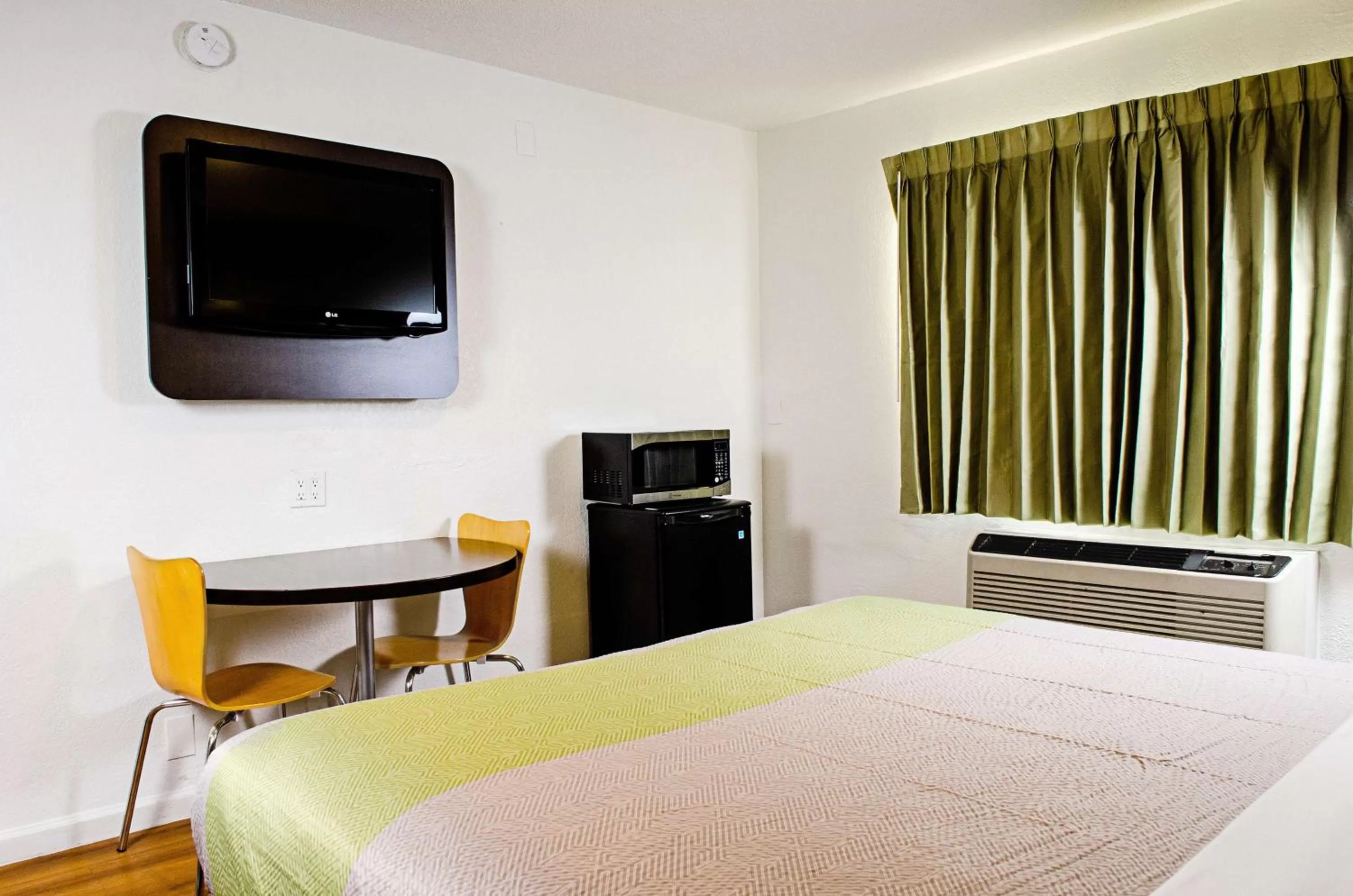 TV and multimedia, Bed in Motel 6-Modesto, CA - Downtown