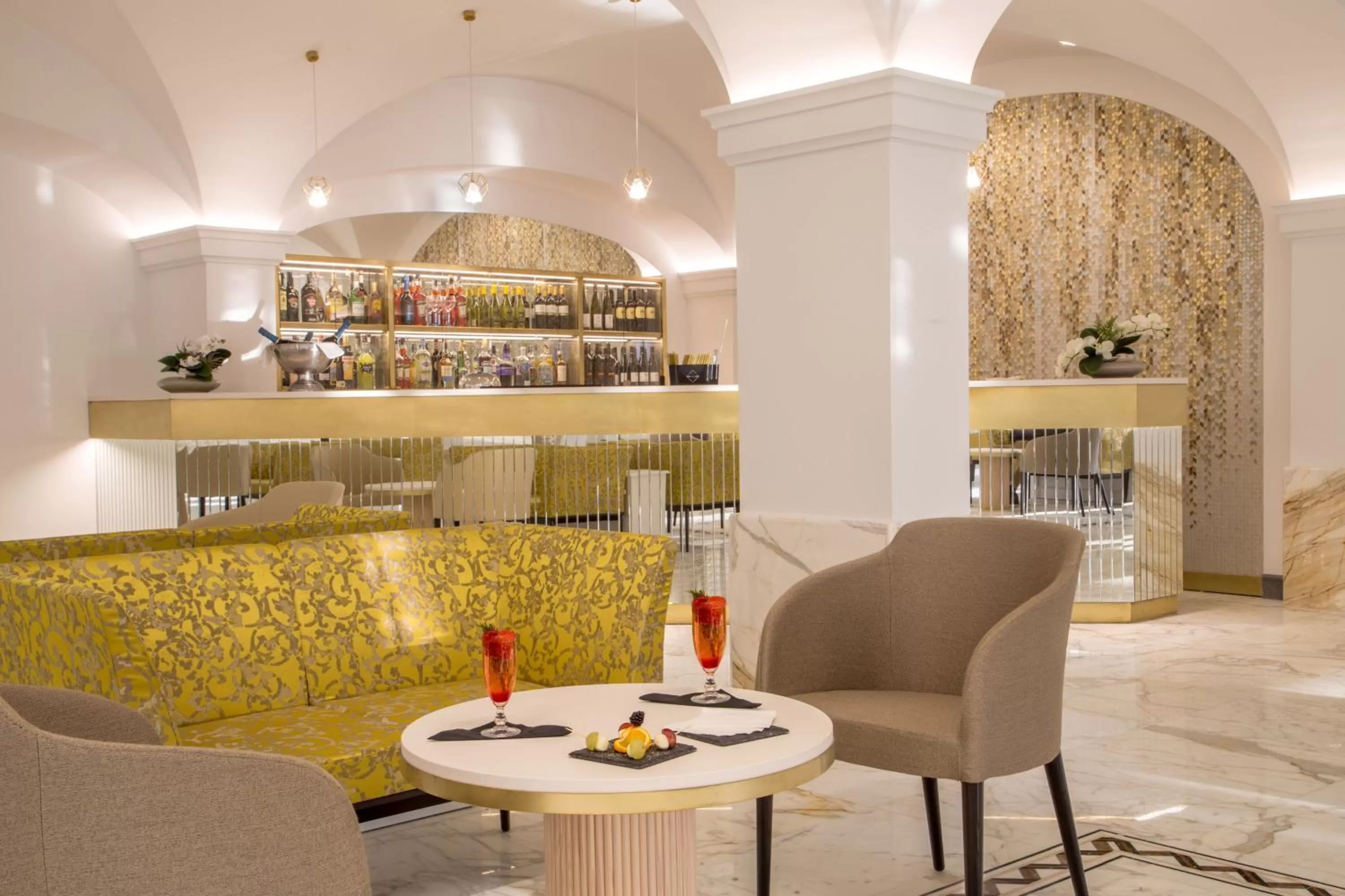 Lounge or bar in Hotel Shangri-La Roma by OMNIA hotels
