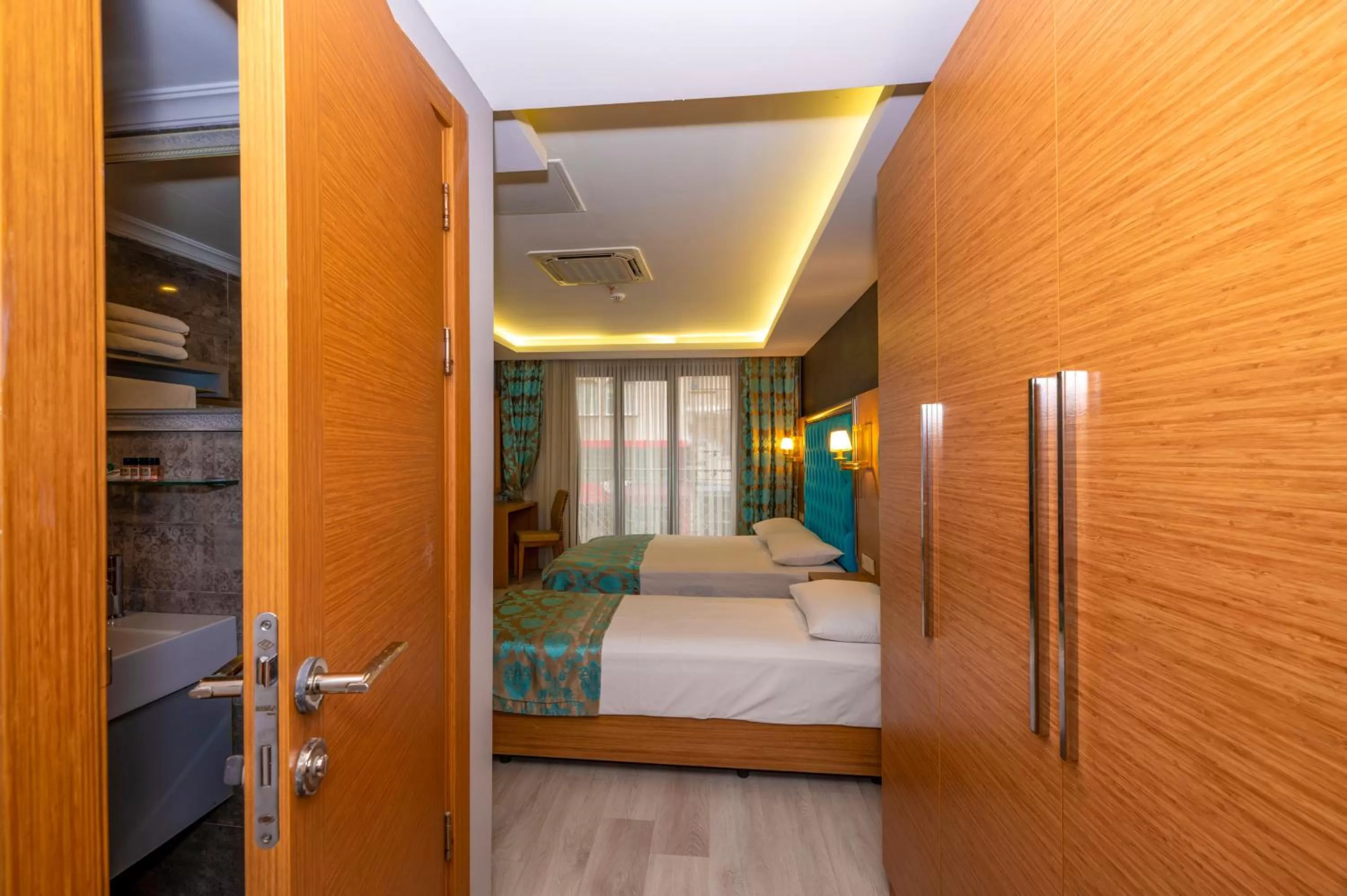 Photo of the whole room, Bed in Grand Palace Hotel