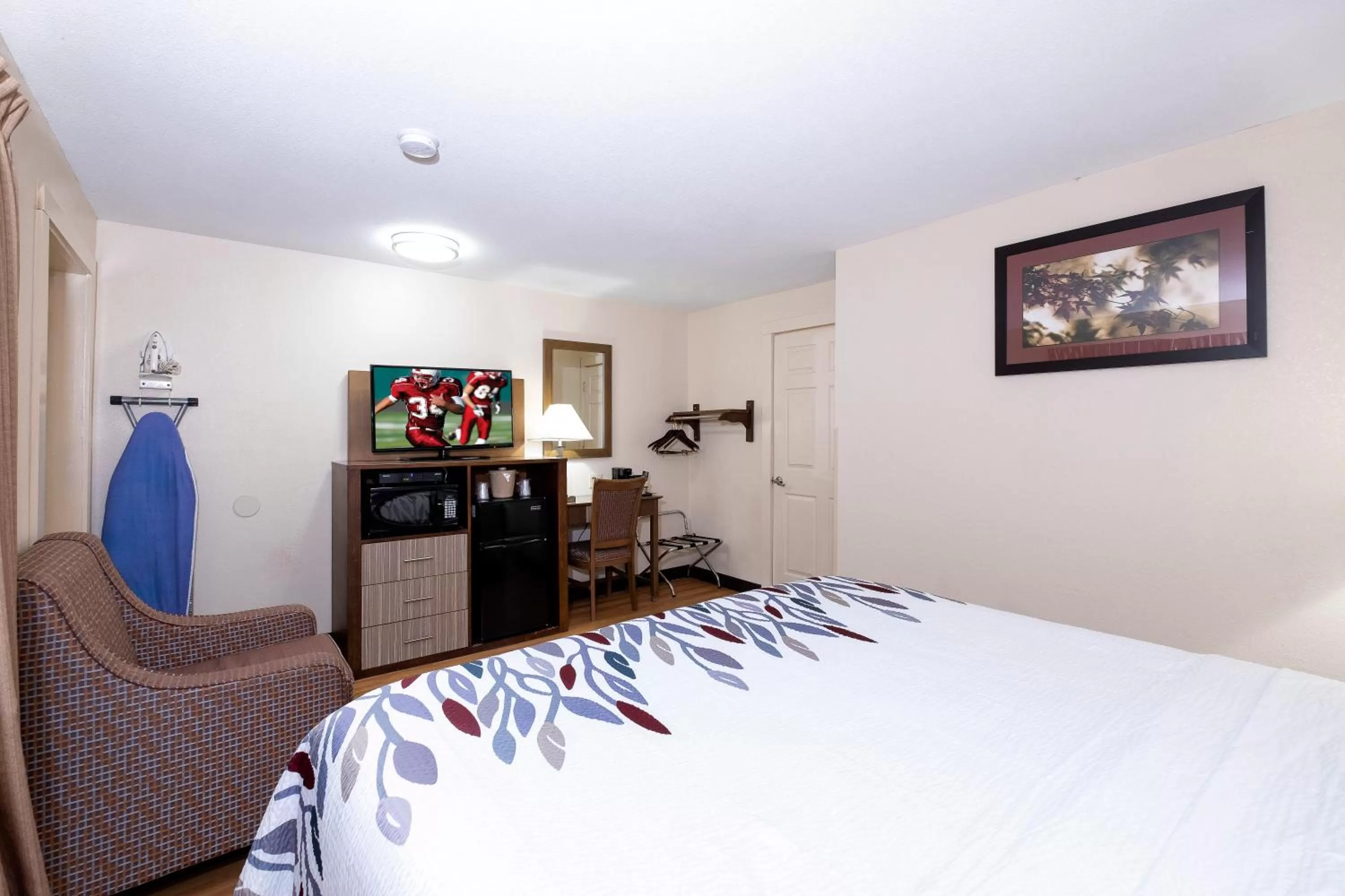 Bedroom, Bed in Red Roof Inn Neptune - Jersey Shore