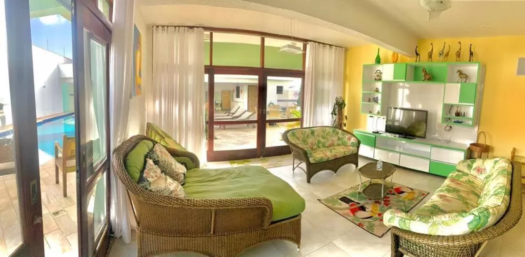 Communal lounge/ TV room in Hostel e Pousada Bahia Beach