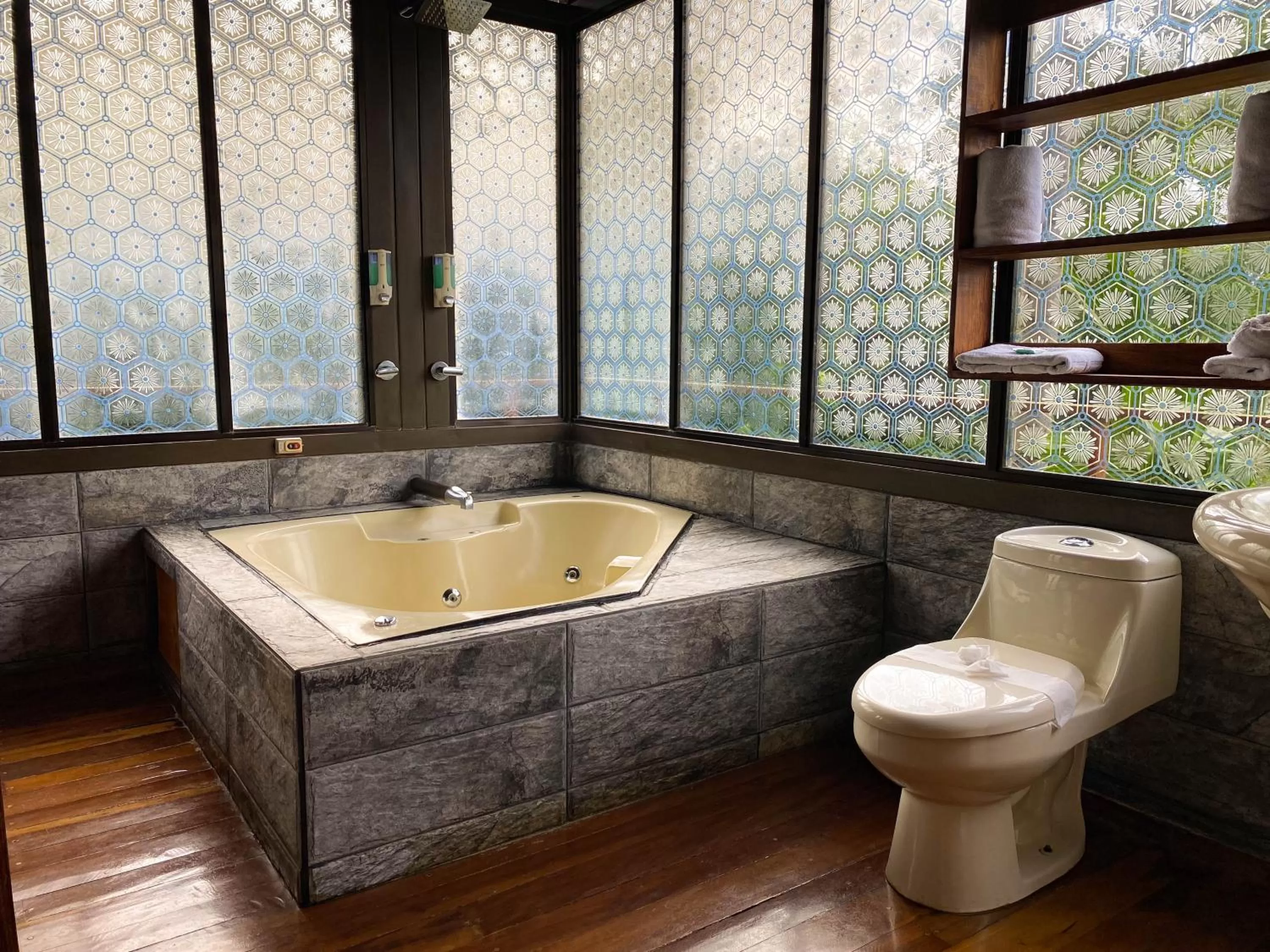 Hot Tub in Hotel Heliconias Nature Inn & Hot Springs