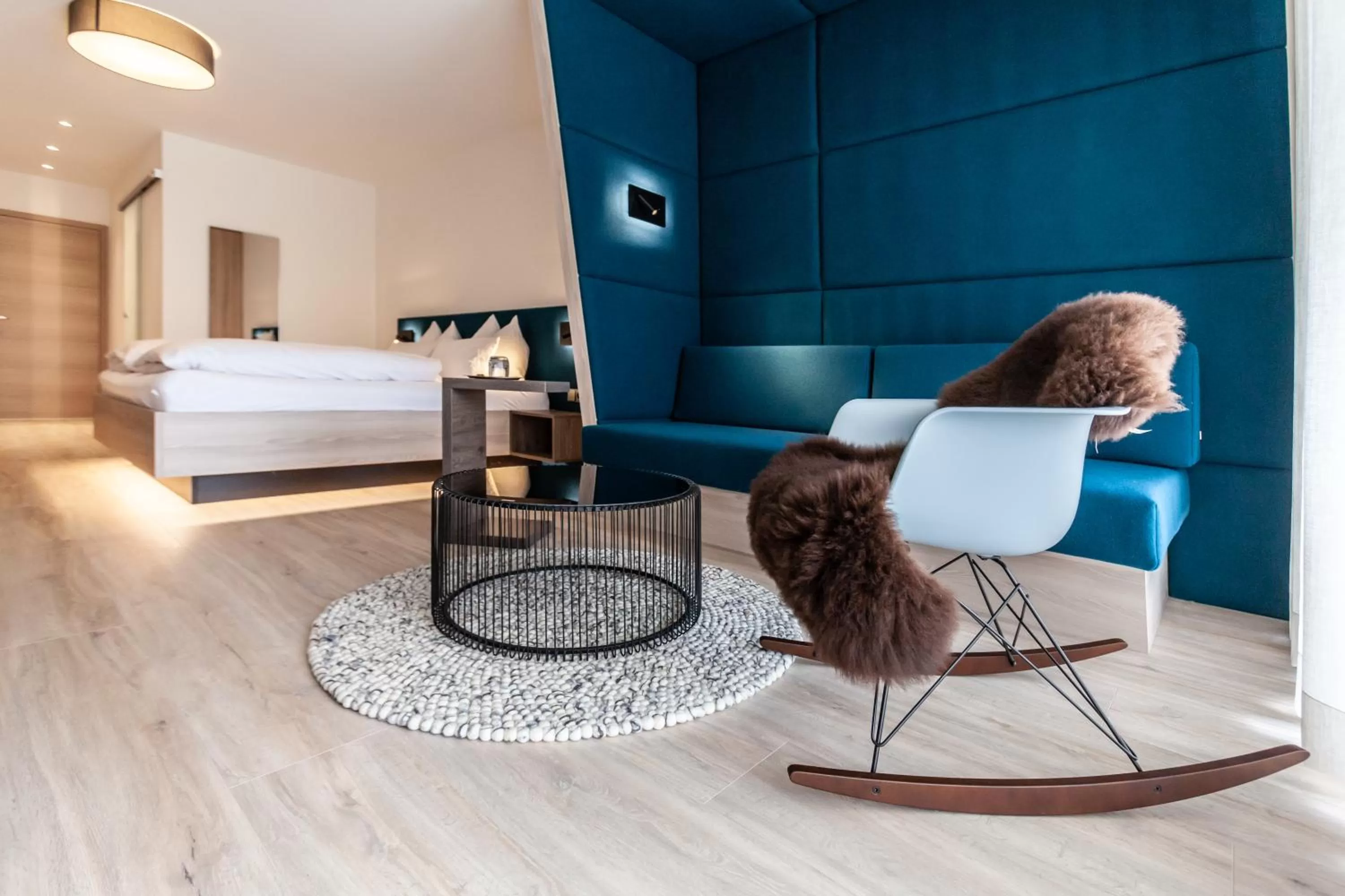 Seating area, Bed in Bollenhuthotel Kirnbacher Hof