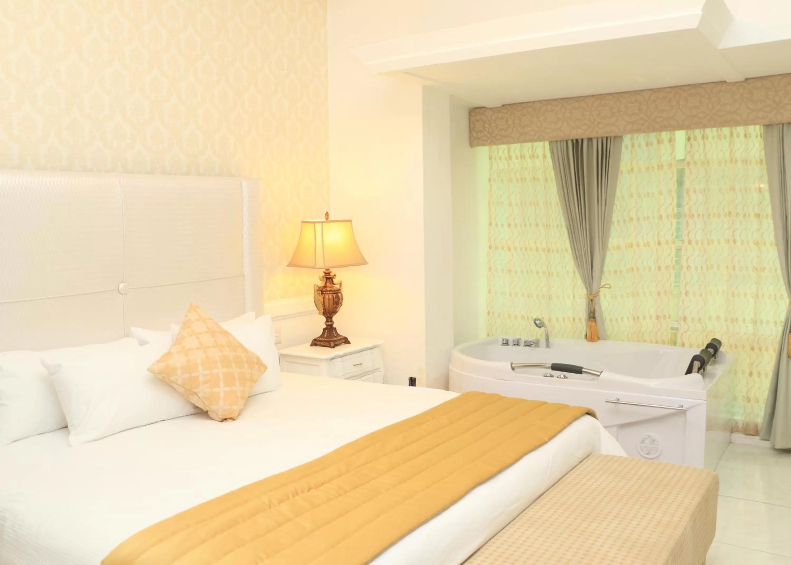 Photo of the whole room, Bed in Presidente Boutique