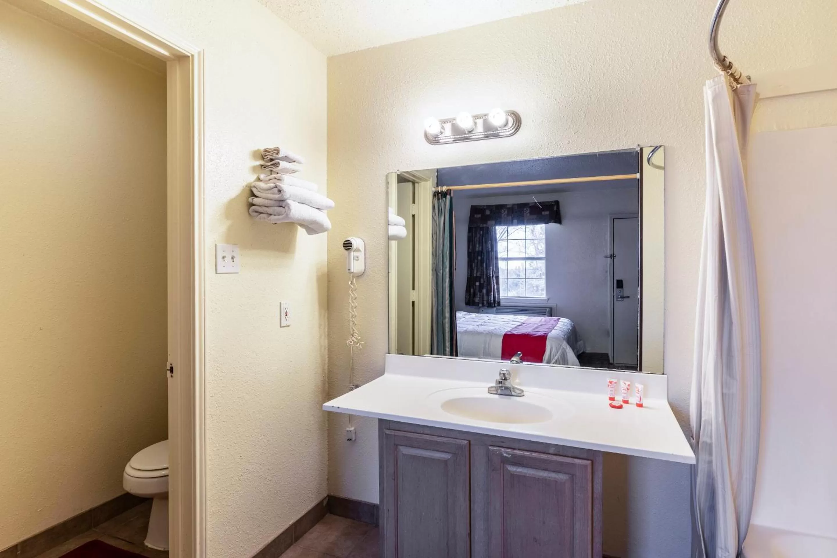 Bathroom, Bed in OYO Hotel Decatur TX Hwy 287 Northwest