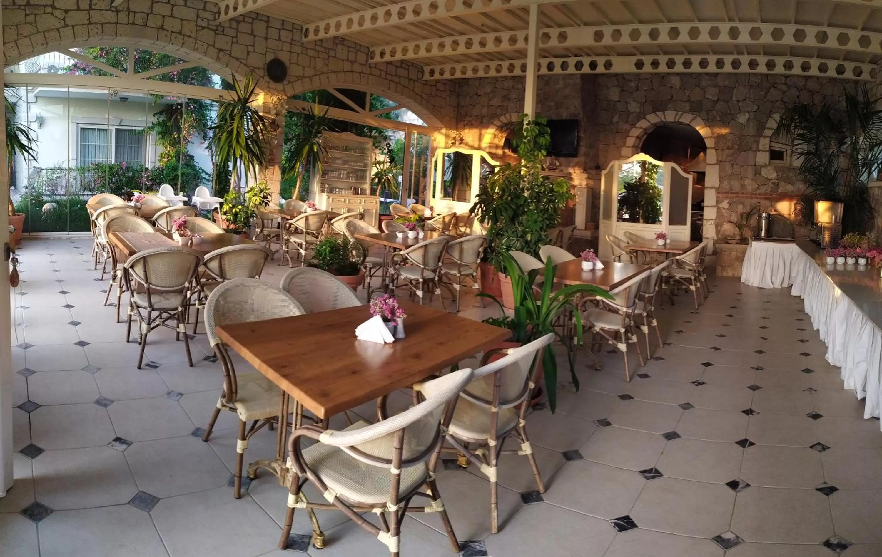 Restaurant/Places to Eat in Dolina Hotel