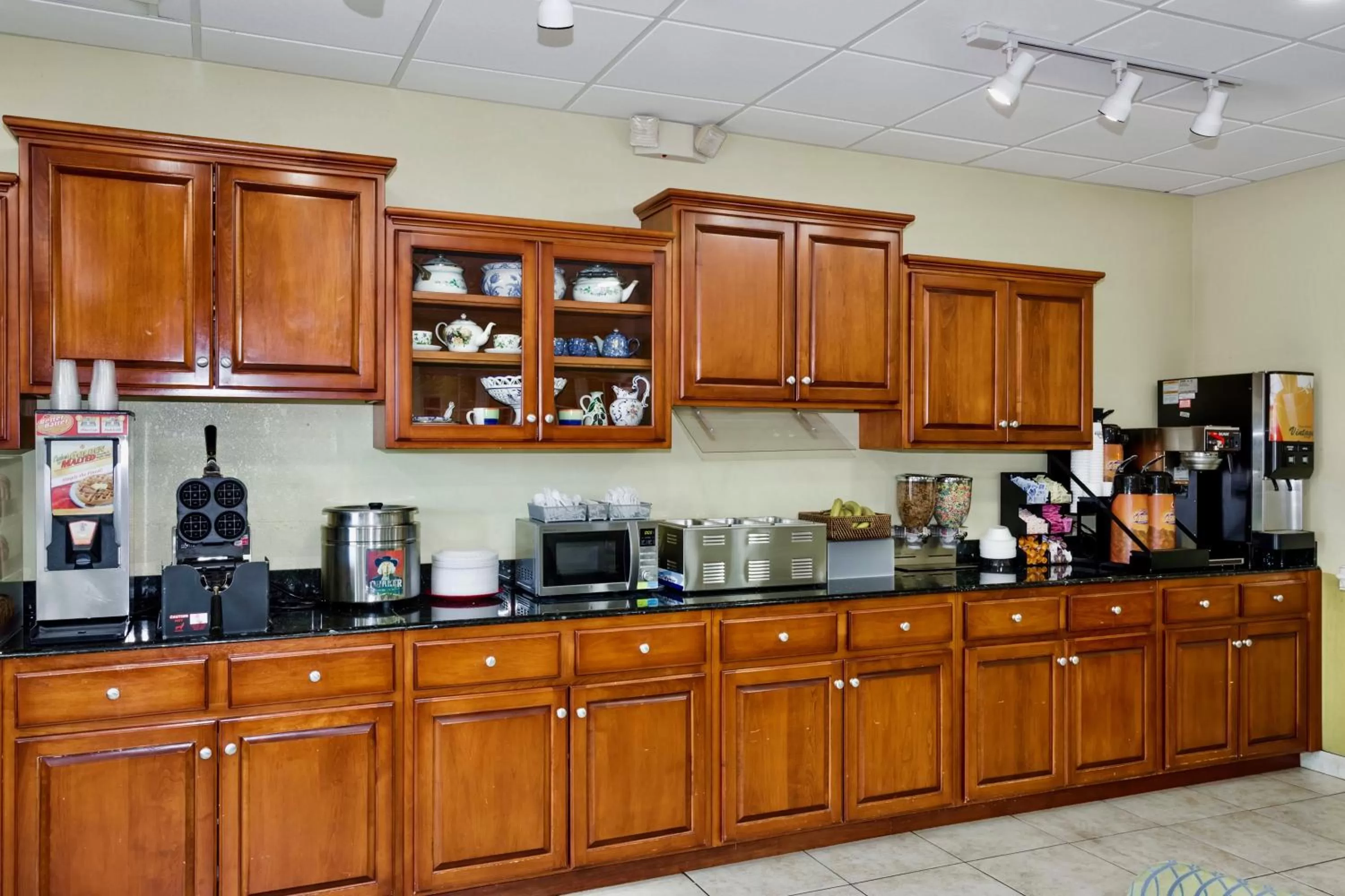 Coffee/tea facilities in Days Inn & Suites by Wyndham Savannah North I-95