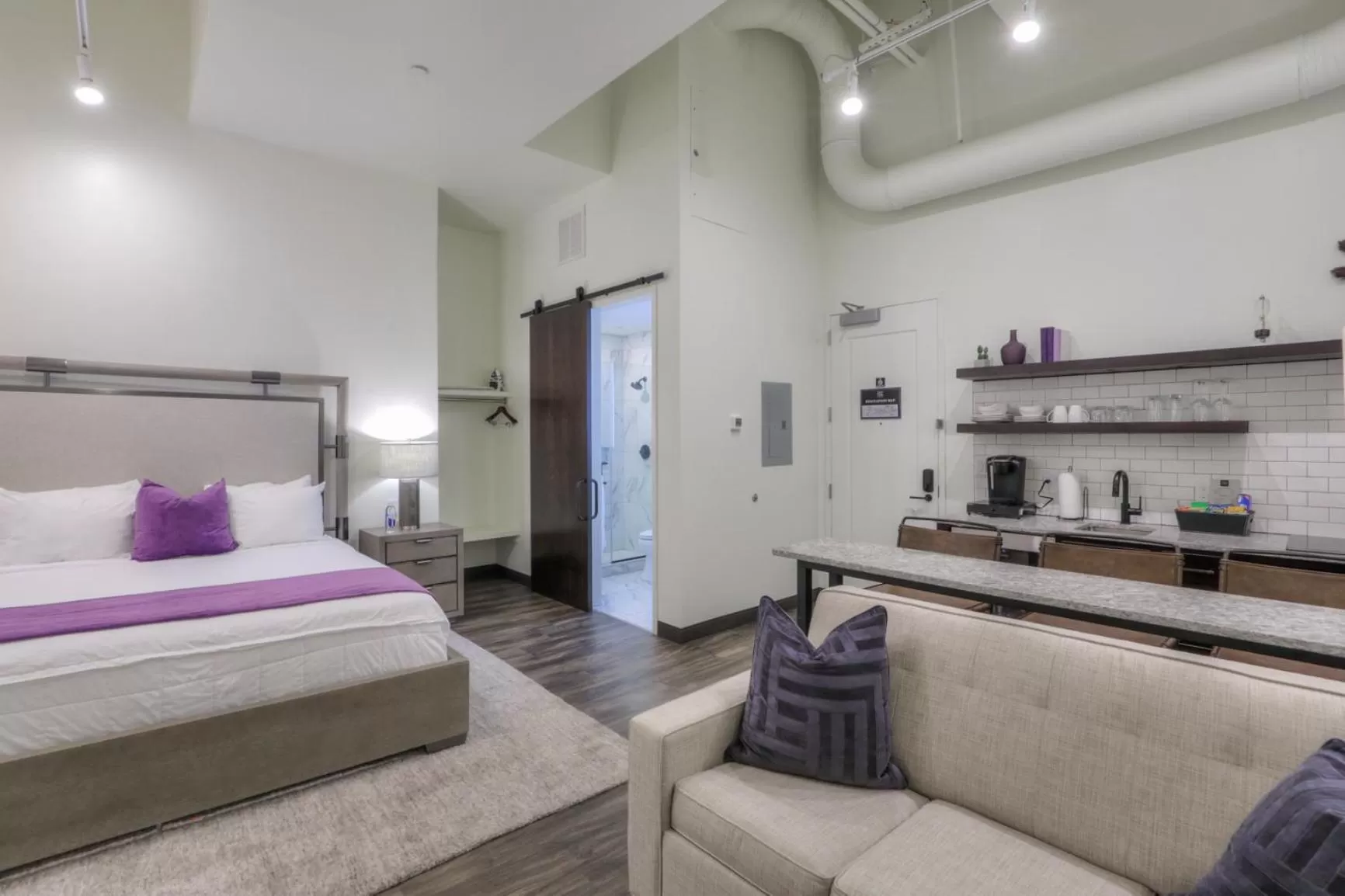 Living room, Bed in Studio 154 Hotel