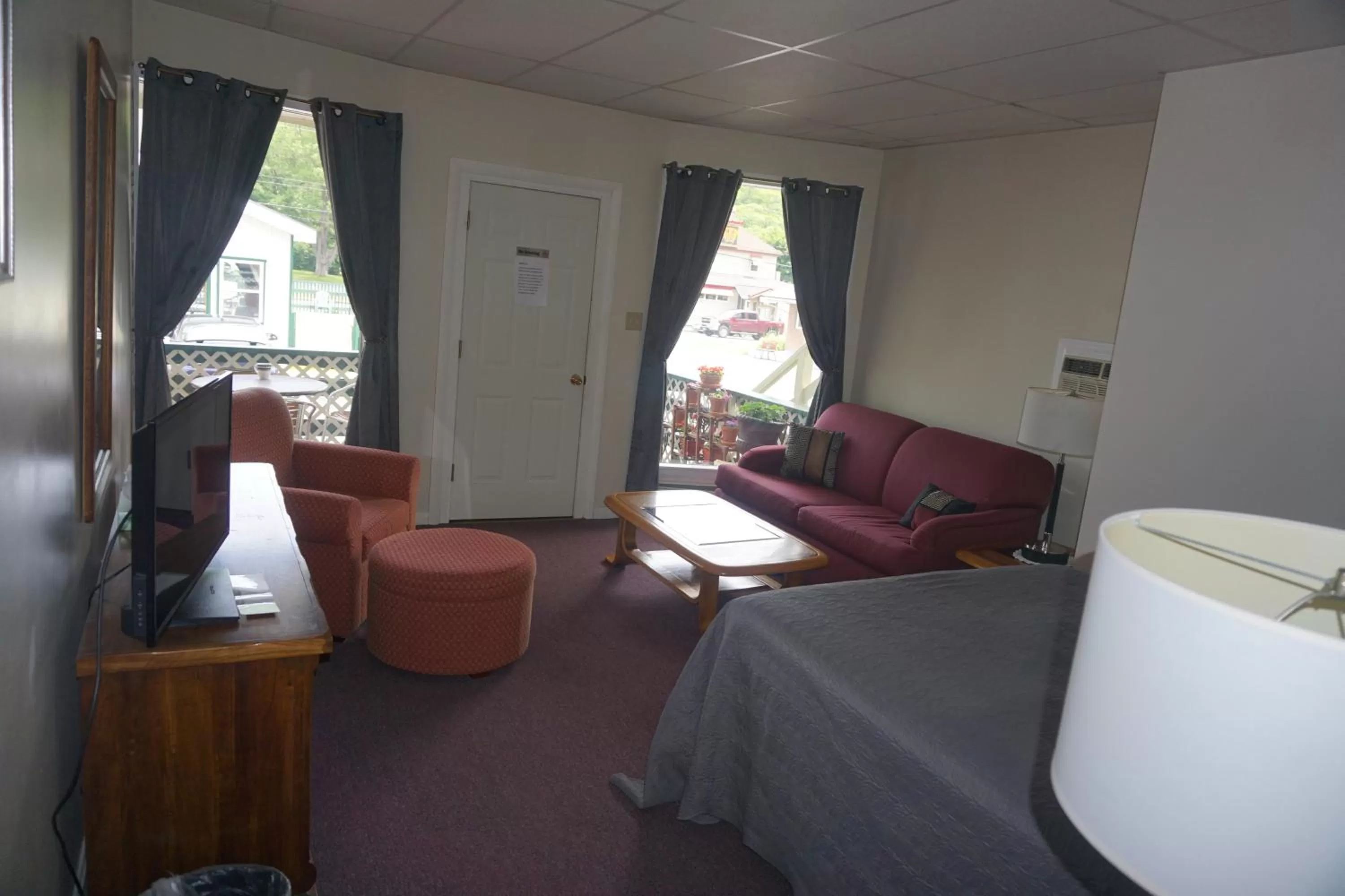 Bed in Northern Peaks Motor Inn