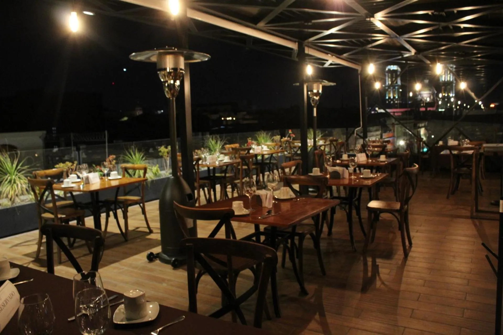 Restaurant/places to eat in Hotel Diana