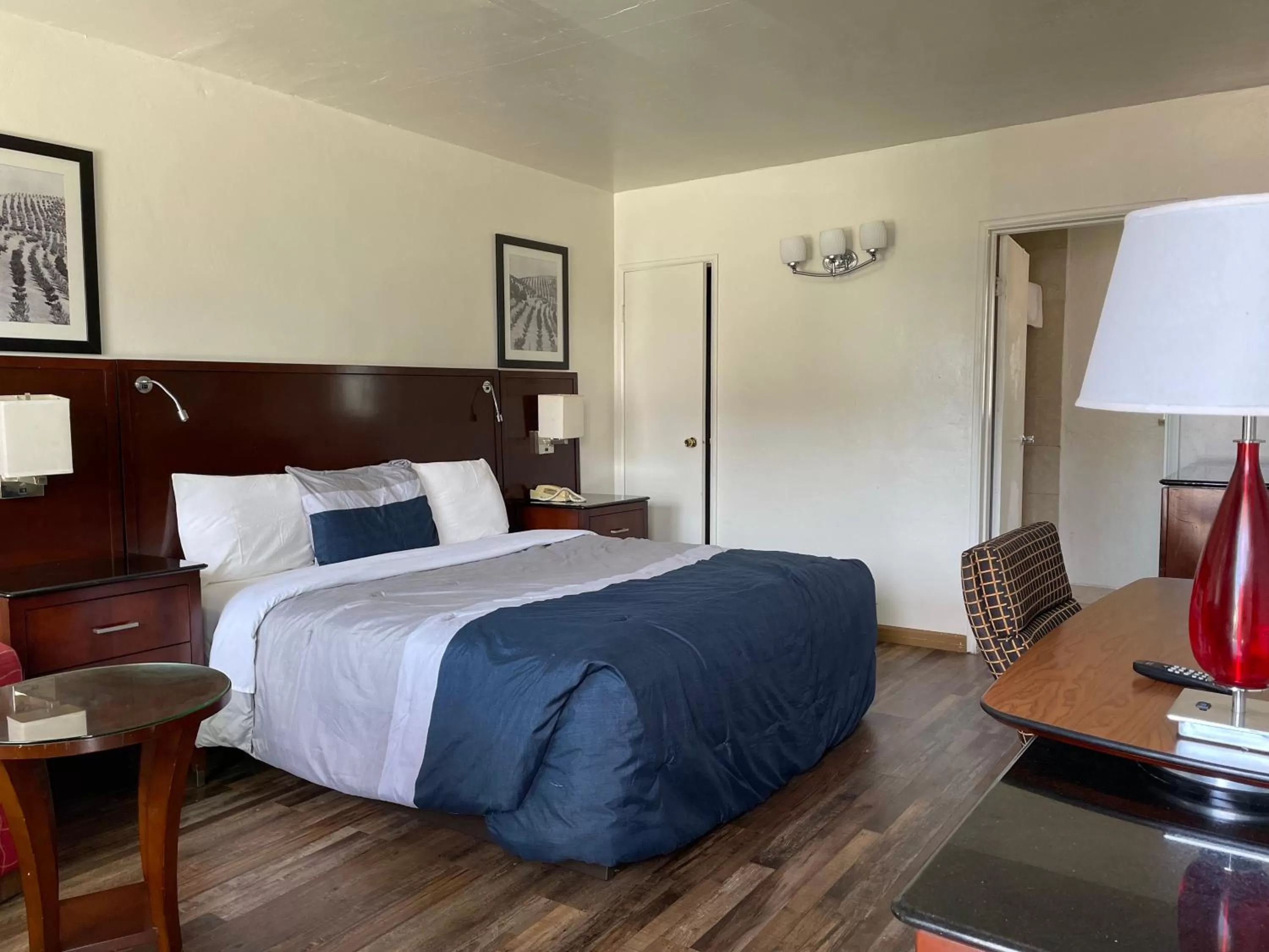 Bed in Travelers Beach Inn