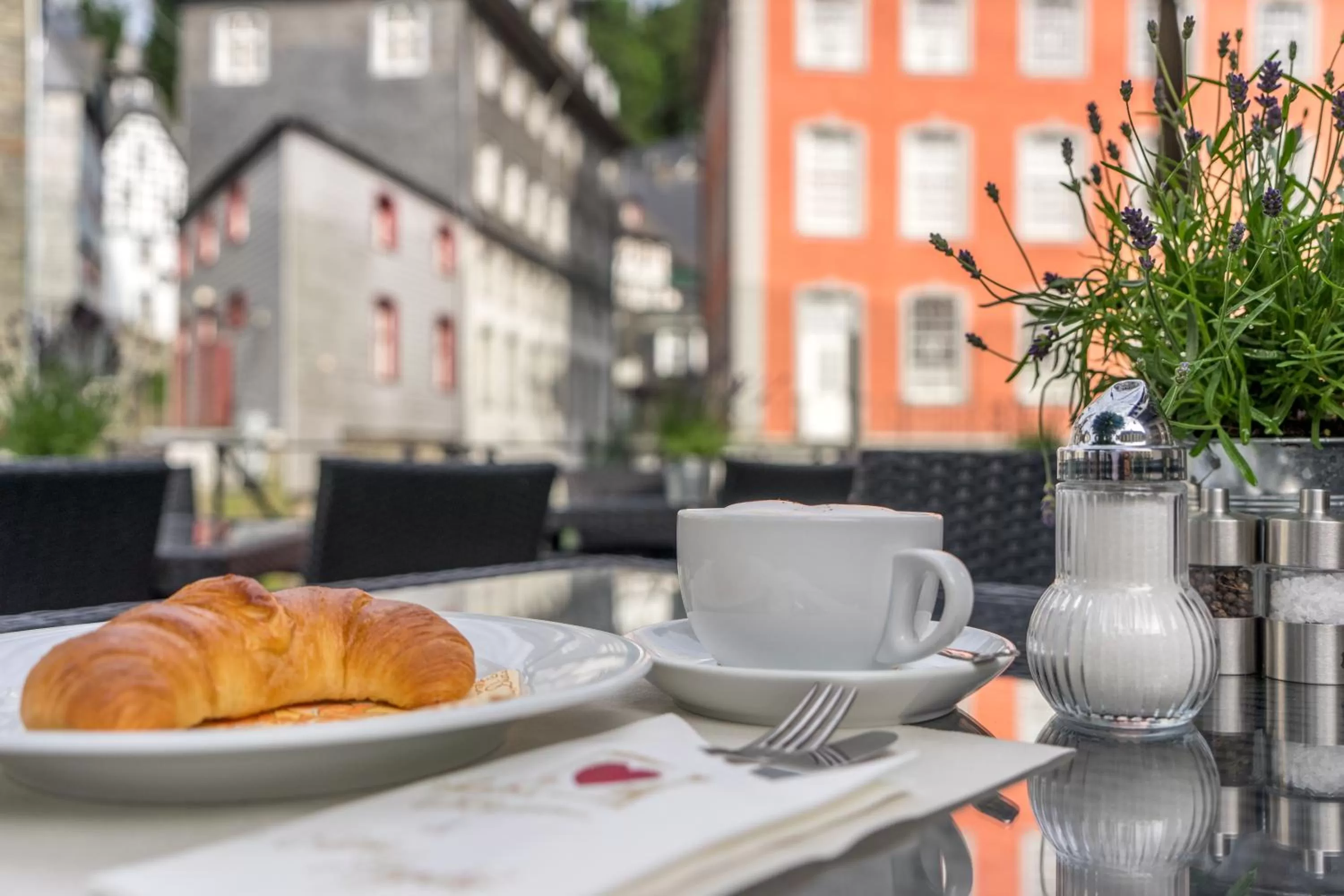 Sunrise in Horchem Hotel-Restaurant-Café-Bar