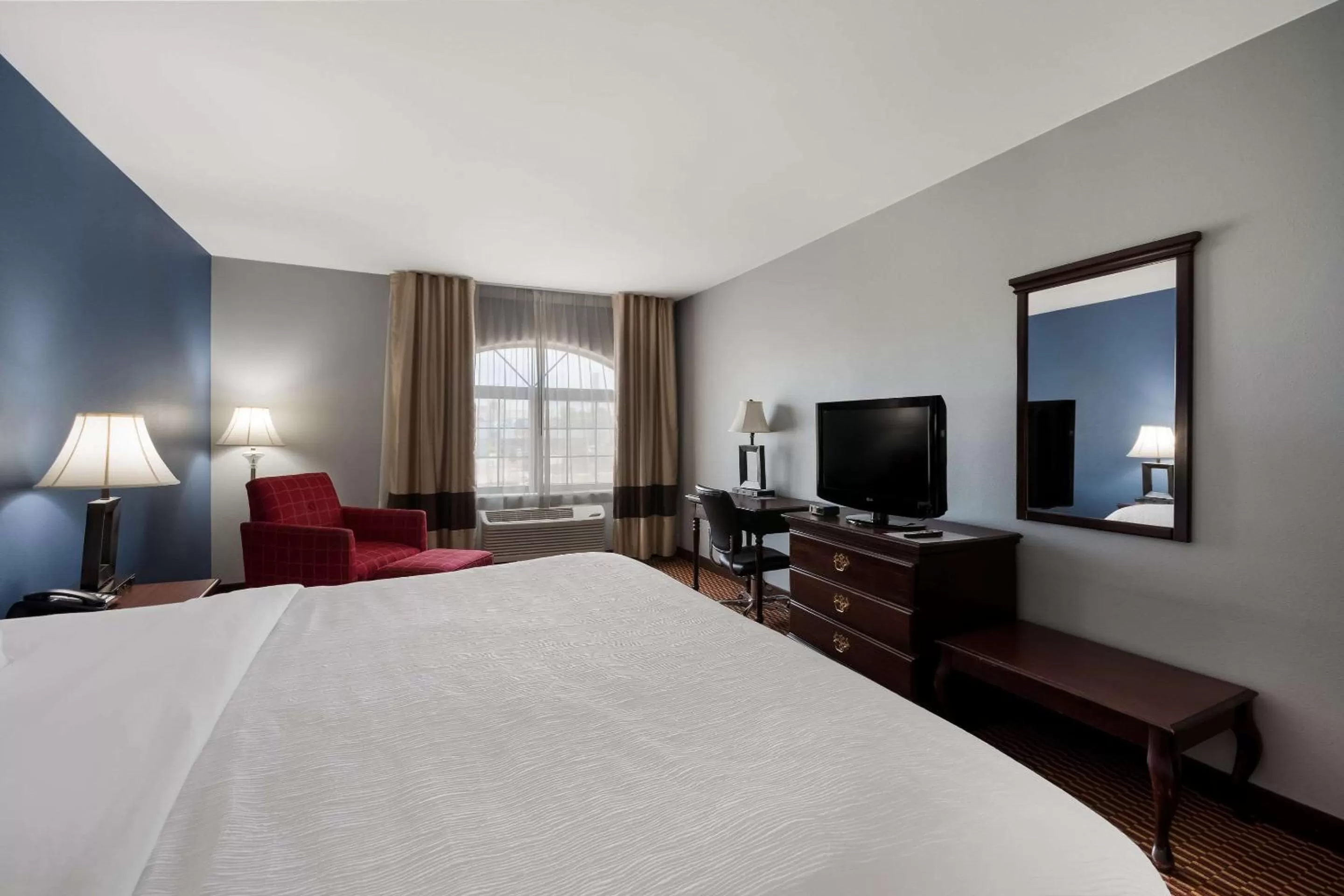 Bedroom, Bed in Quality Inn & Suites Oklahoma City North