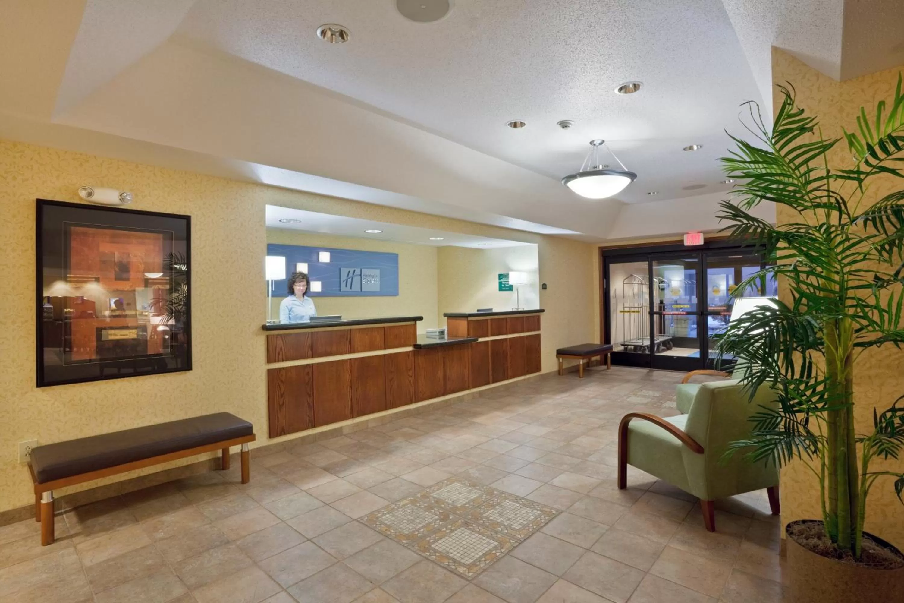 Lobby or reception in Holiday Inn Express Kansas City - at the Legends! by IHG