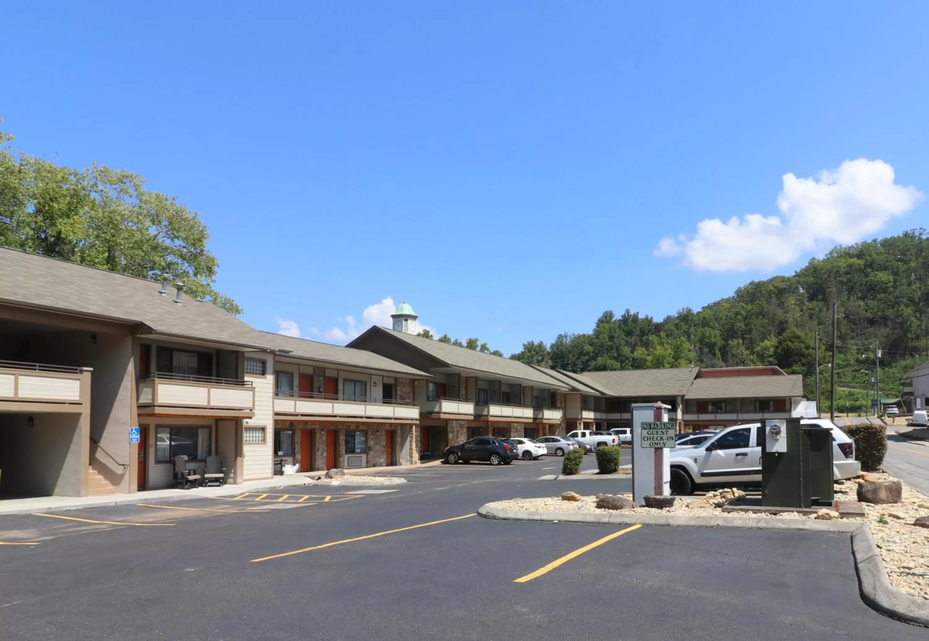 Property building in Howard Johnson by Wyndham Downtown Gatlinburg