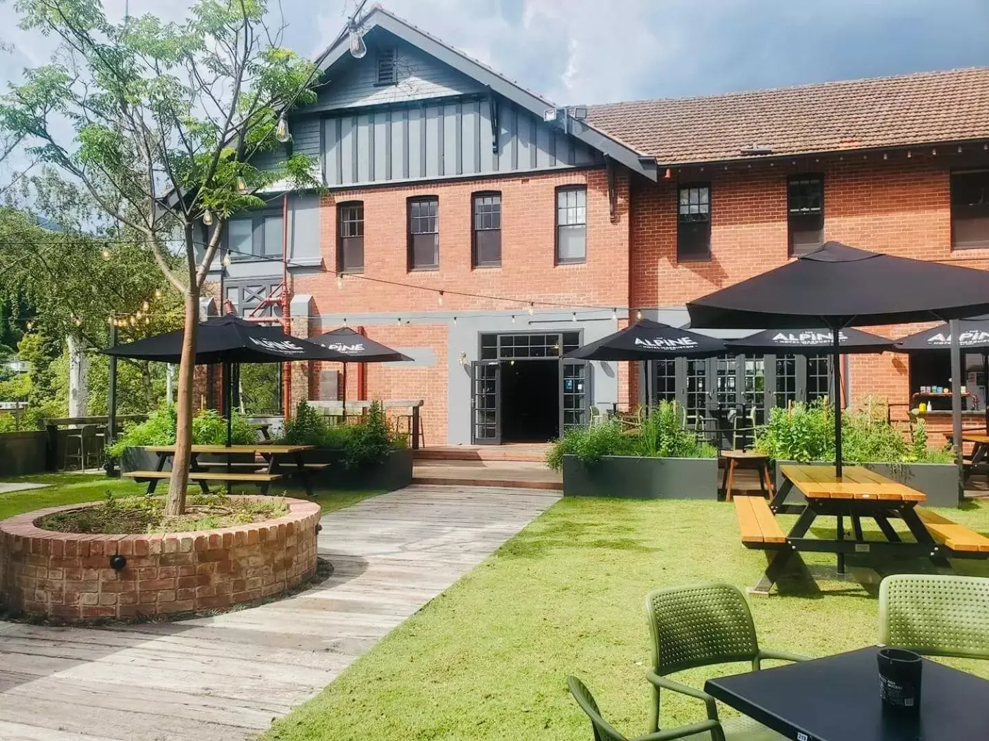 Economy Twin Room in Alpine Hotel, Eat Drink Sleep Economy Twin Room in Alpine Hotel, Eat Drink Sleep