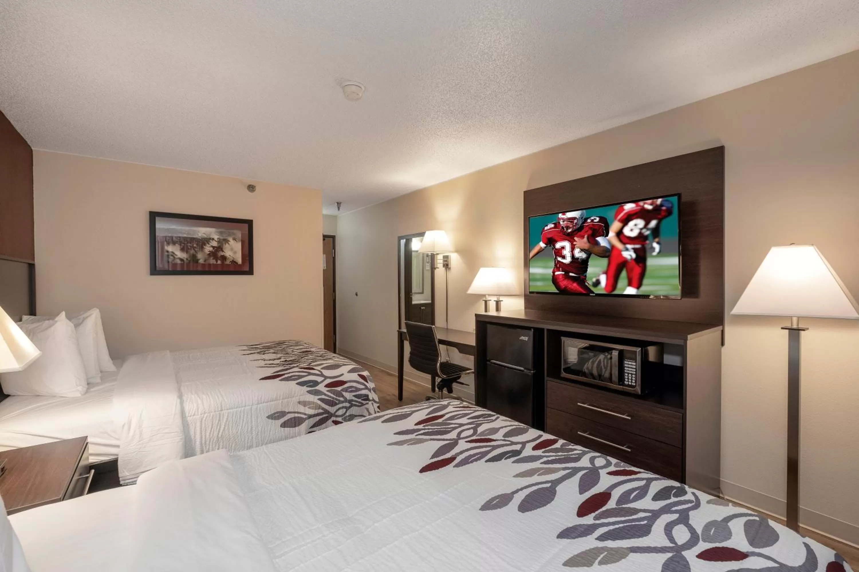 Photo of the whole room, Bed in Red Roof Inn Greensburg