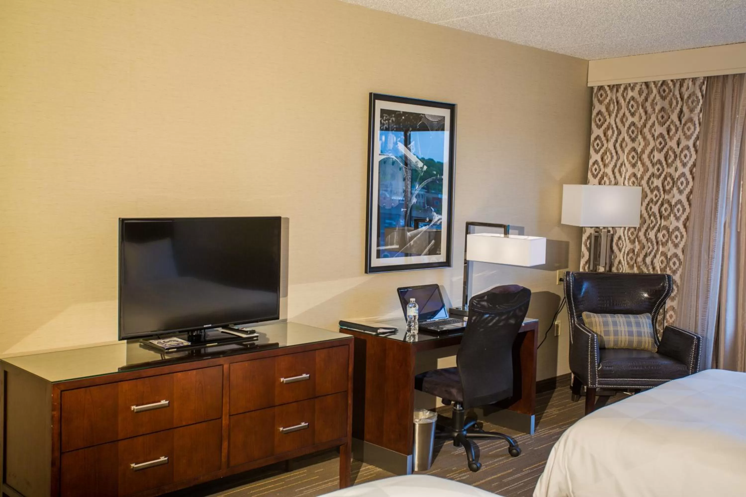TV and multimedia, Bed in Wyndham Moline on John Deere Commons