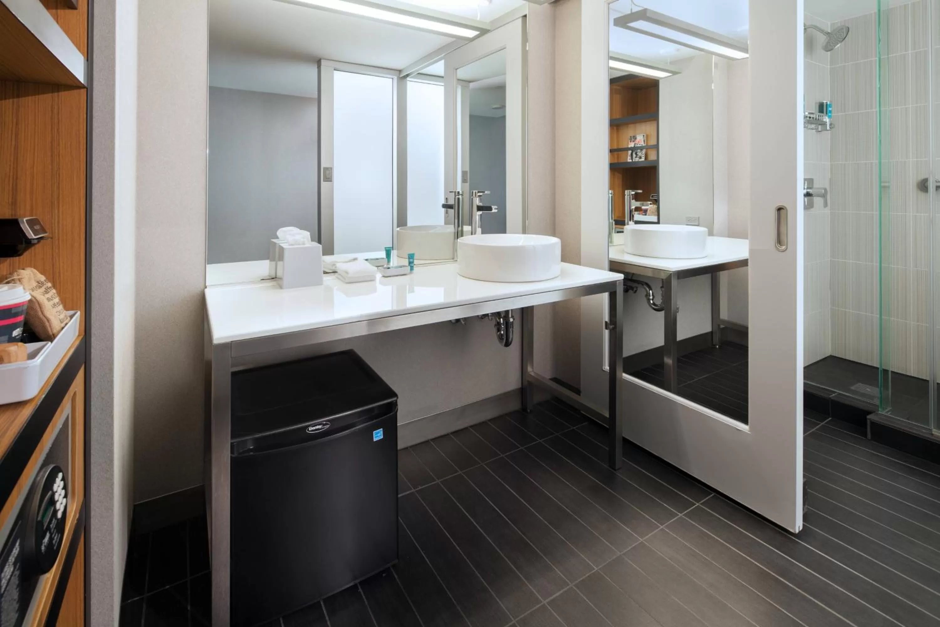 King Suite with Sofa Bed in Aloft San Francisco Airport