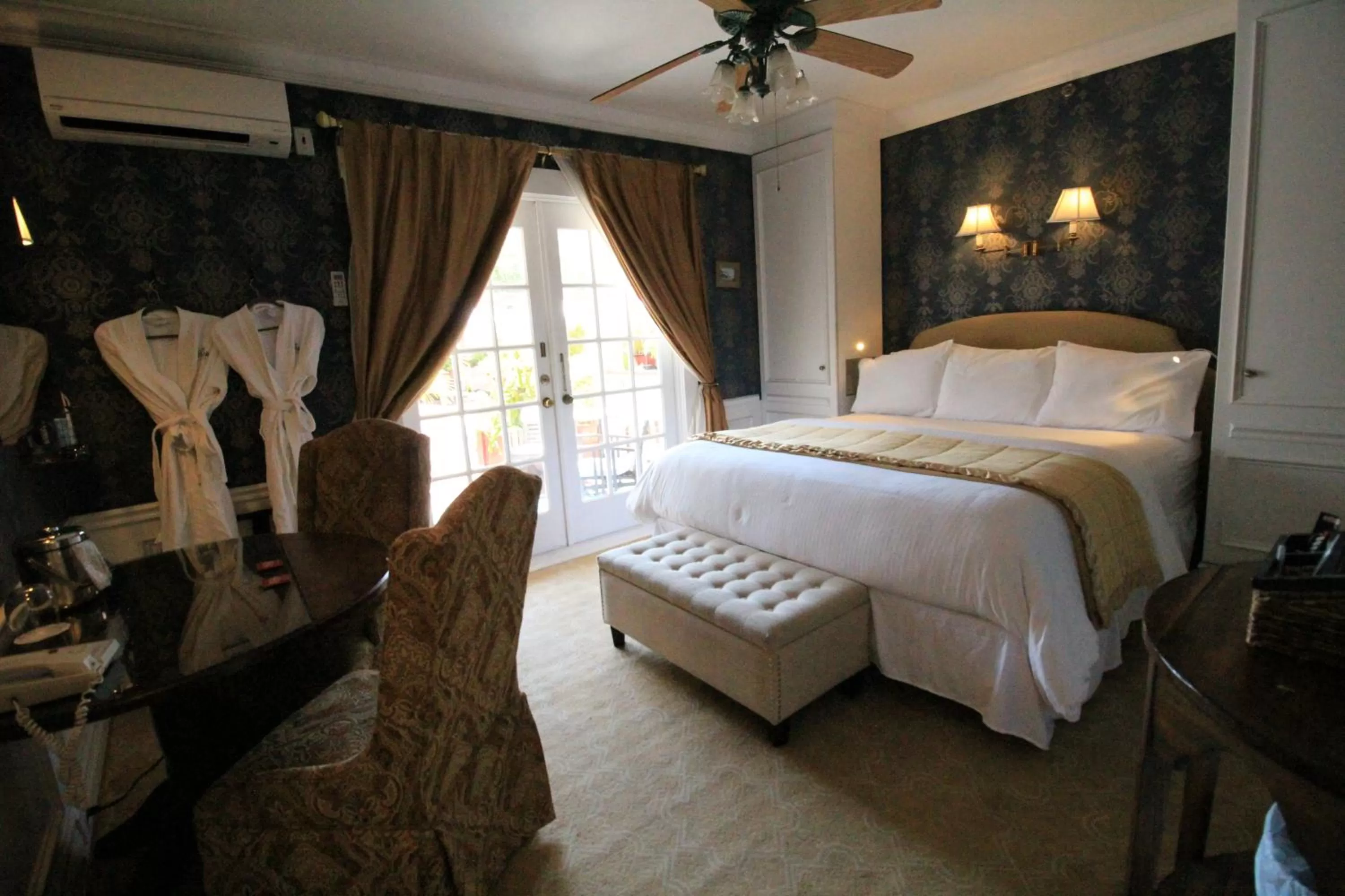 Bed in The Riverview Hotel - New Smyrna Beach