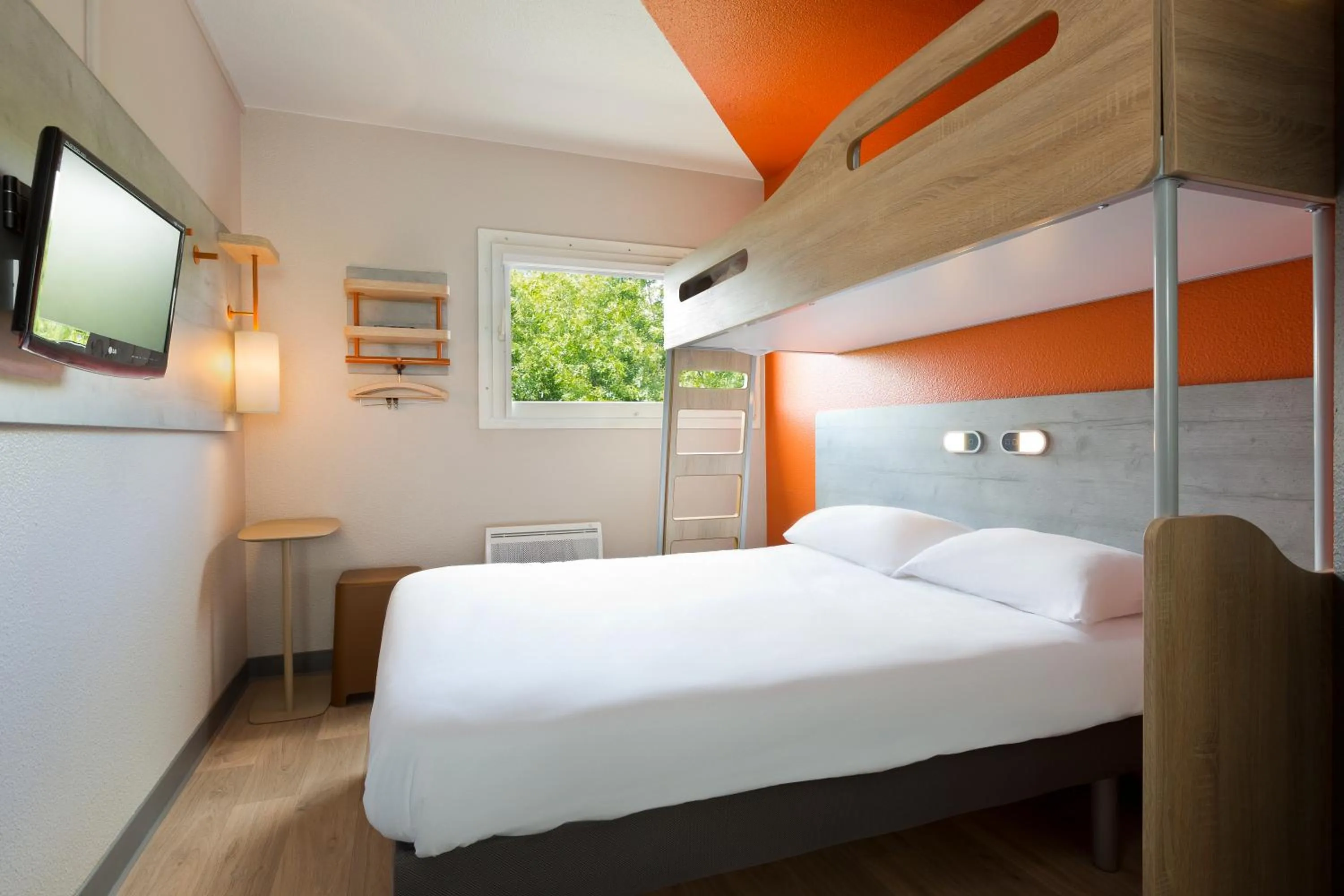 Photo of the whole room, Bed in ibis budget Le Mans Universite