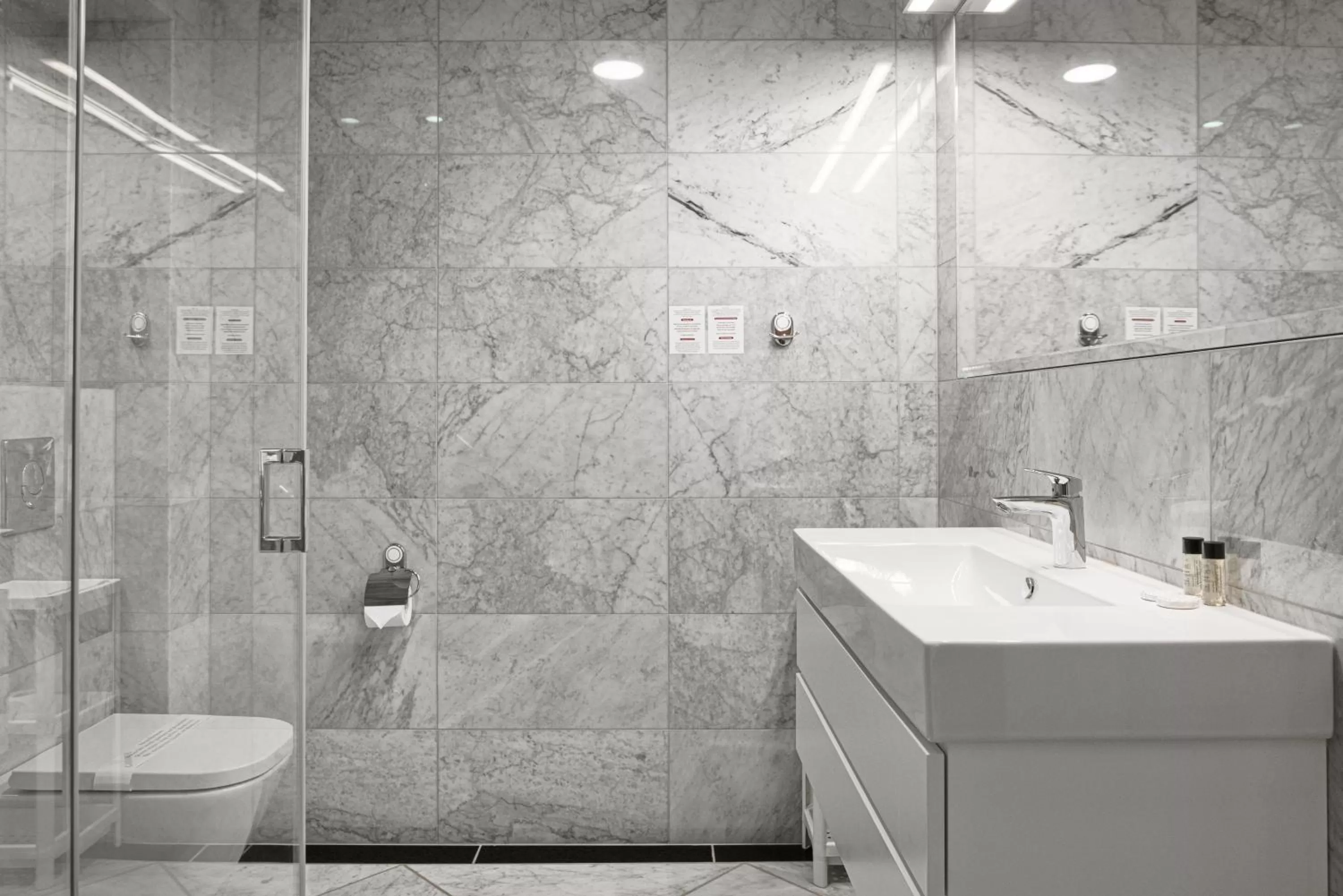 Toilet in Hotel Villa Eva