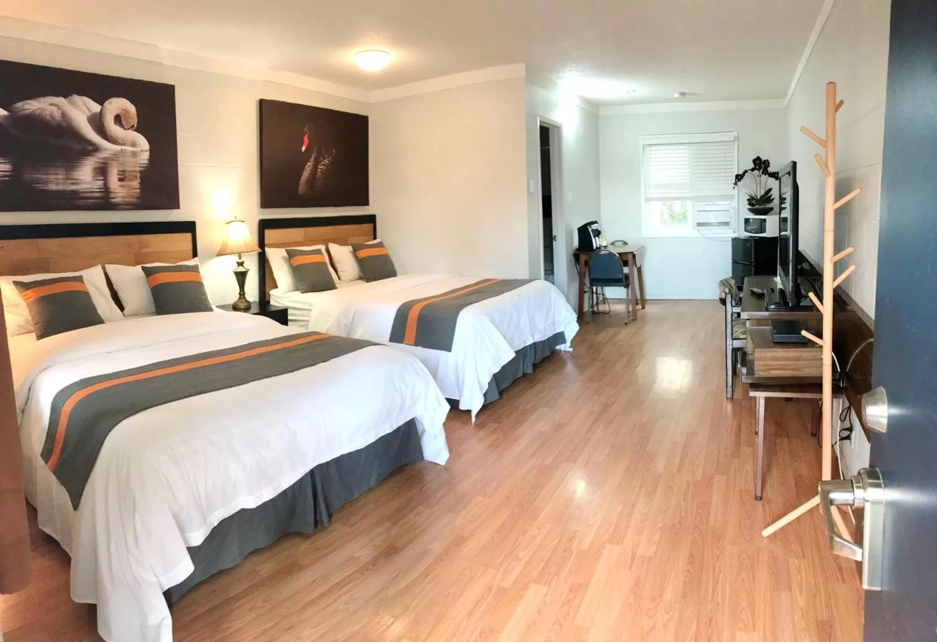 Coffee/tea facilities, Bed in Duncan Motel