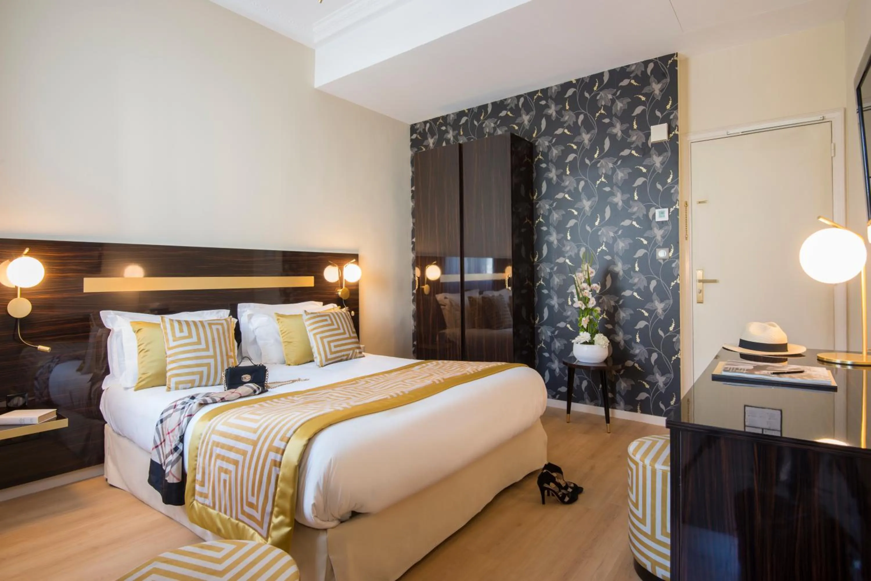 Photo of the whole room, Bed in Hotel Carlton