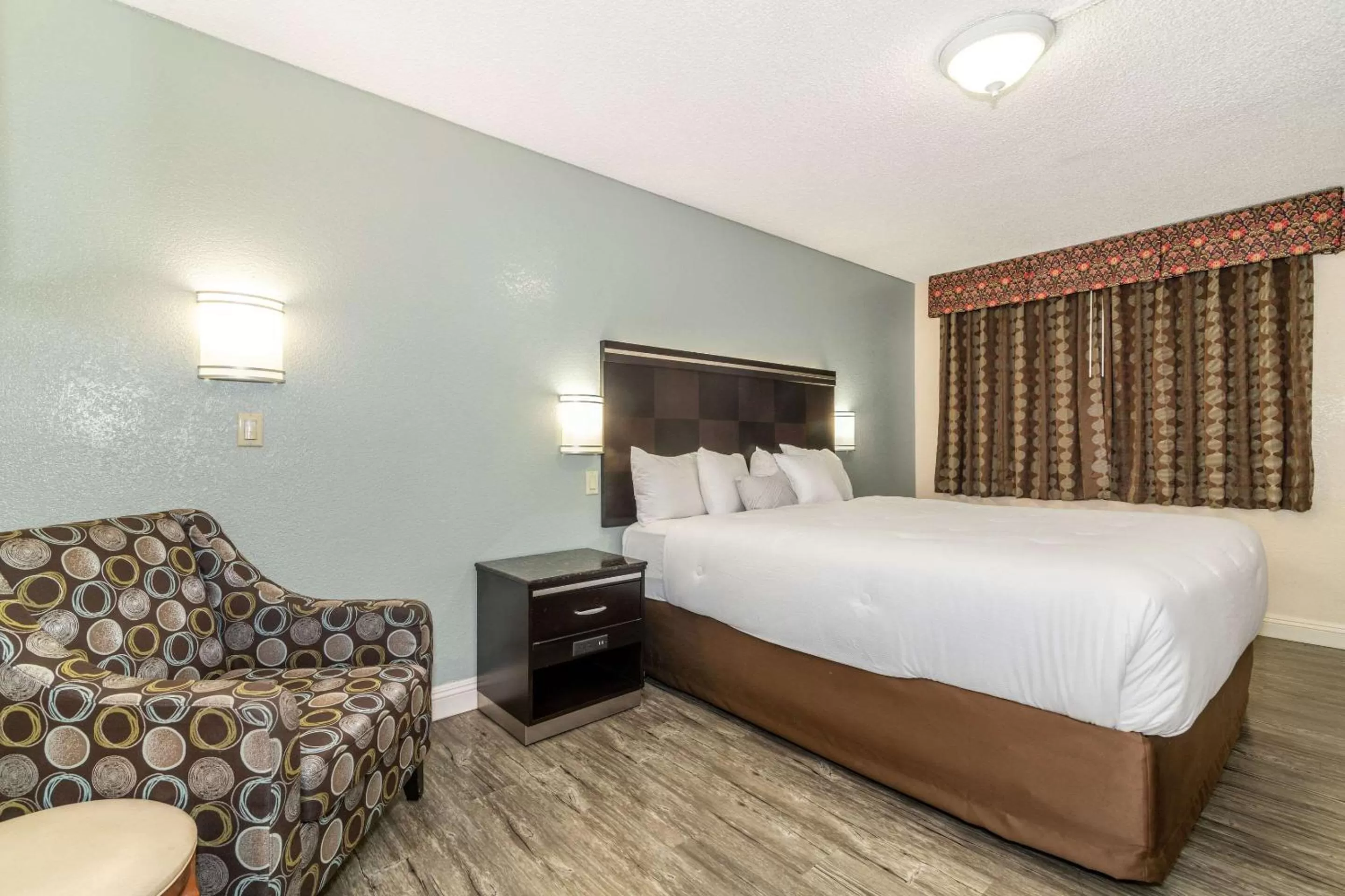 Photo of the whole room, Bed in Rodeway Inn On Historic Route 66