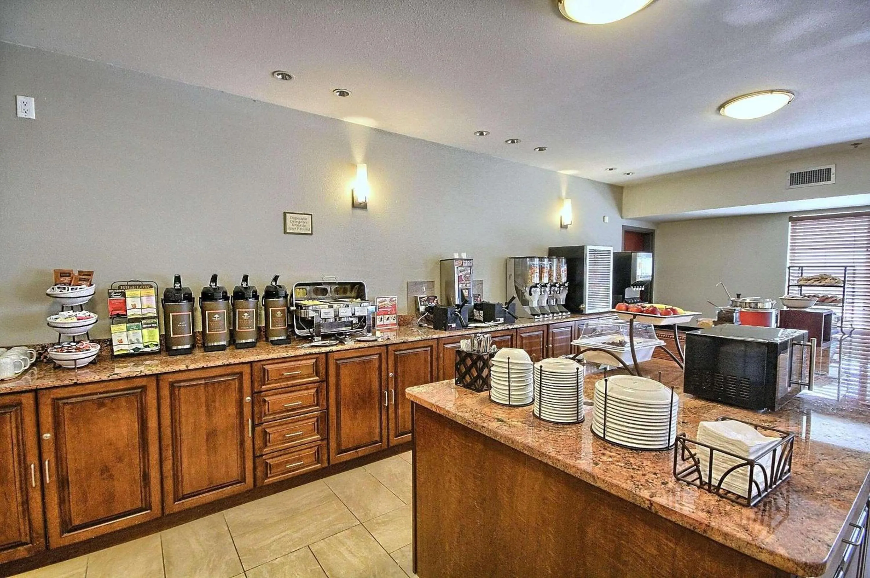 Breakfast in Country Inn & Suites by Radisson, Dearborn, MI