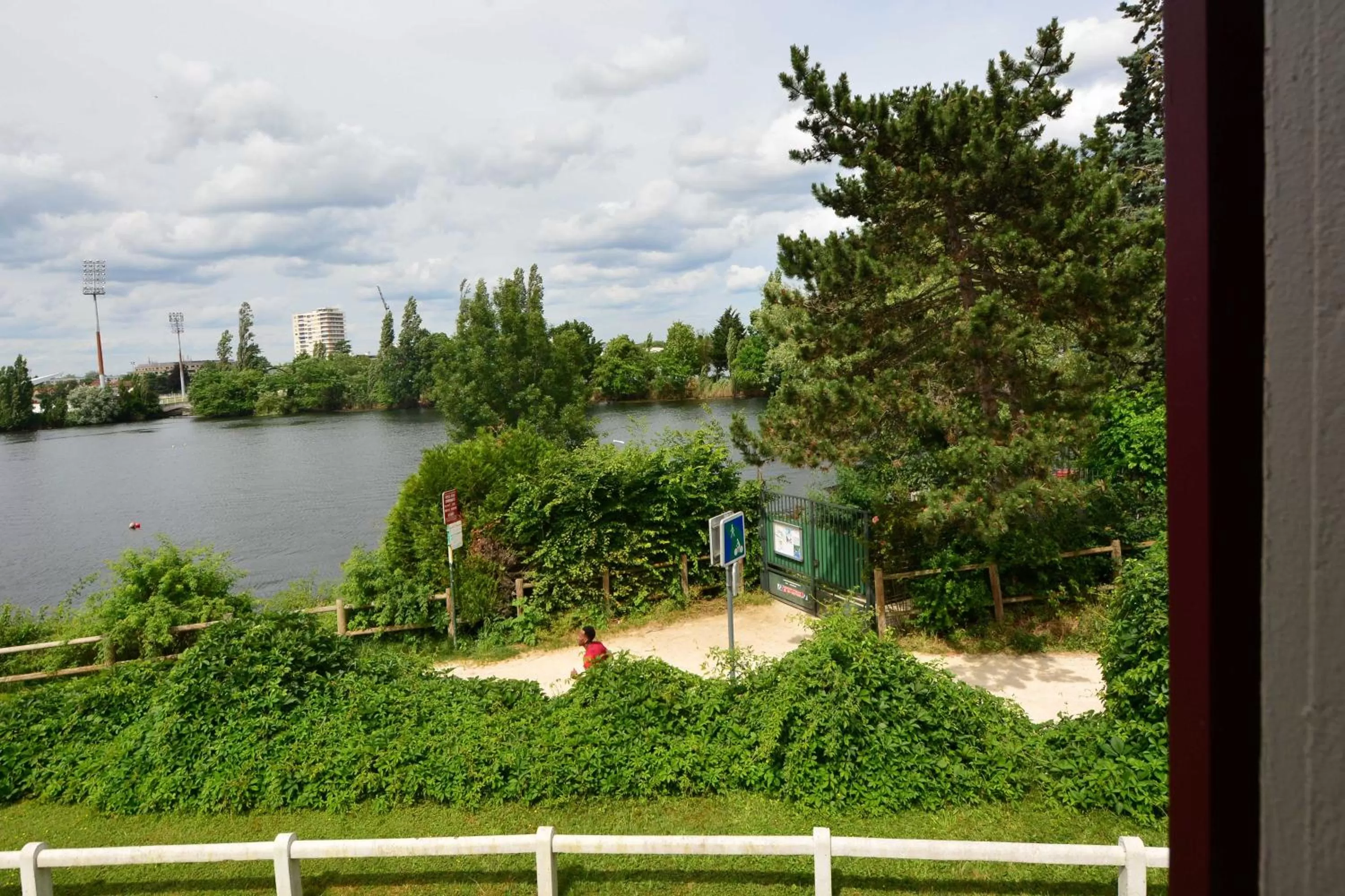 Lake view in Logis - Hôtel & Restaurant des Lacs Paris Sud