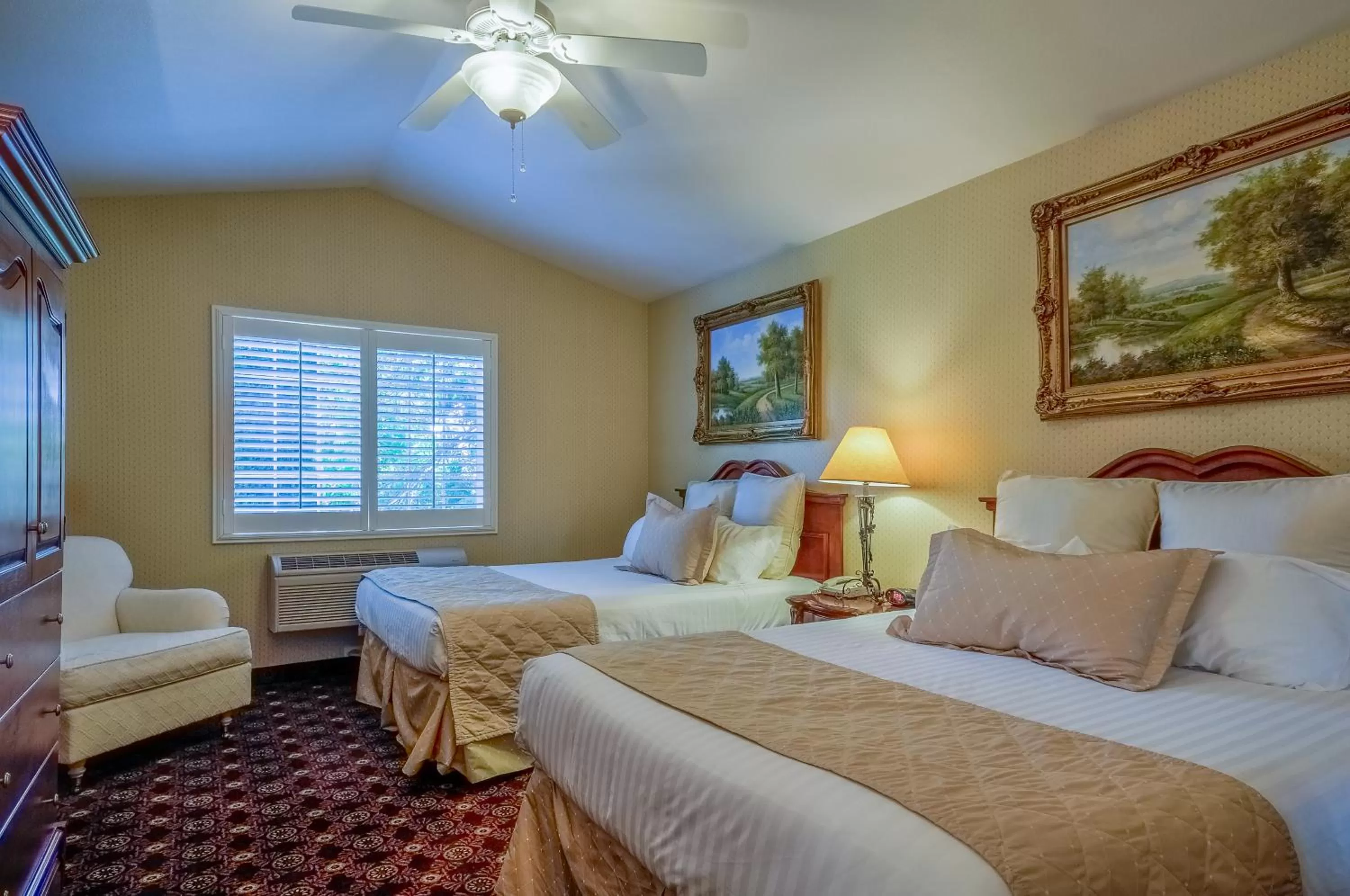 Standard Queen Room in Grass Valley Courtyard Suites