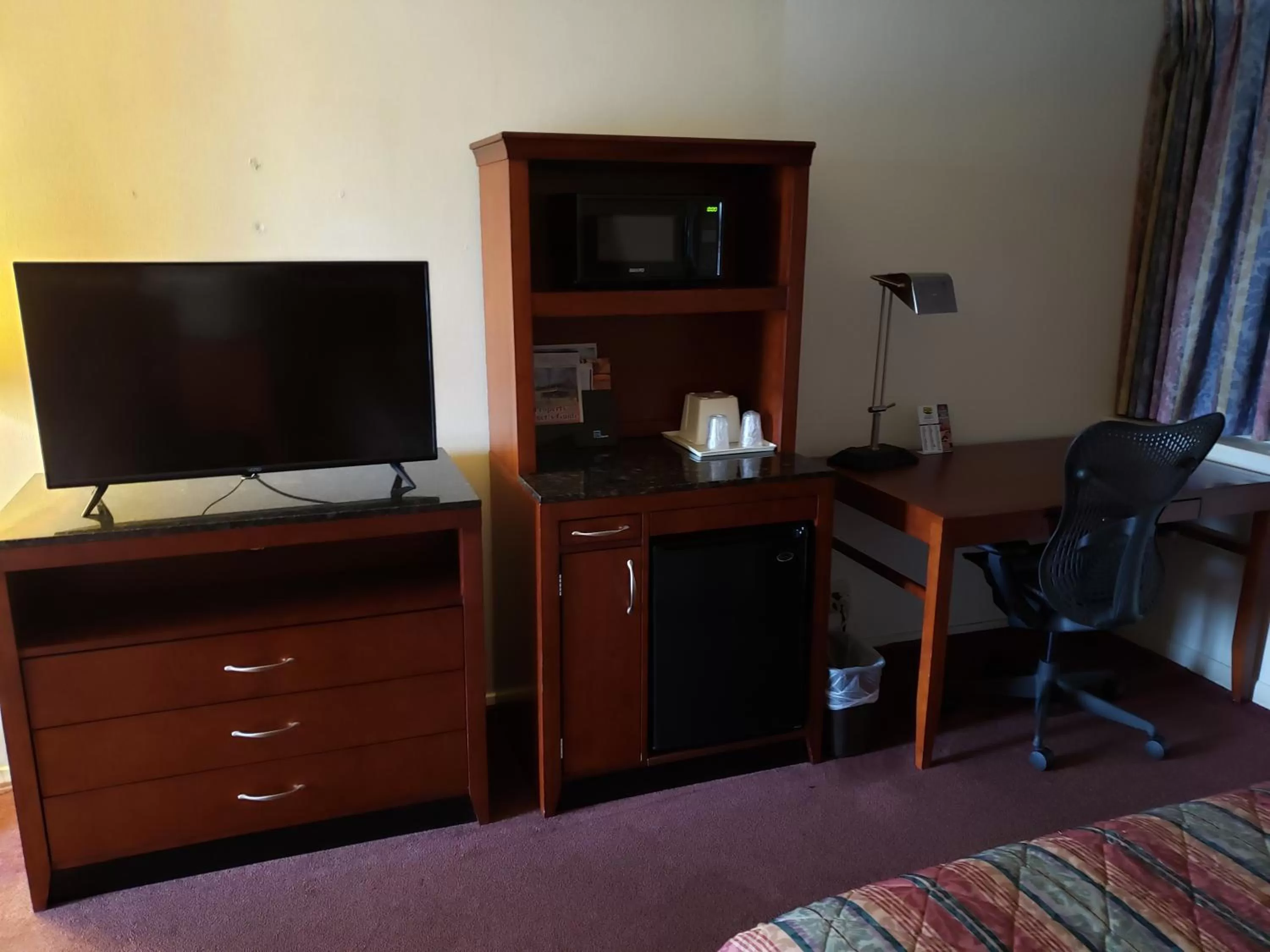 TV/Entertainment Center in Huntingdon Motor Inn
