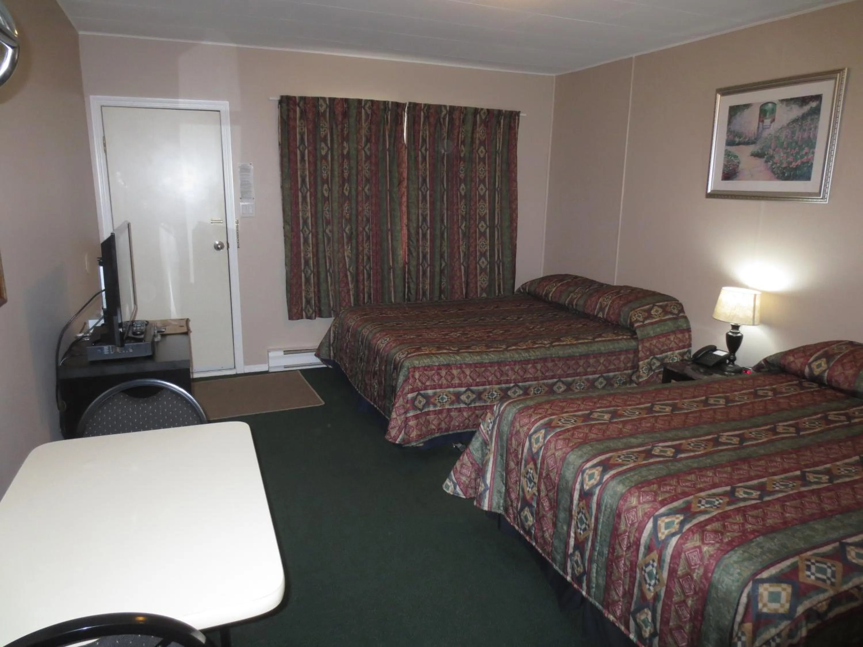 Bedroom, Bed in Overlander Motel