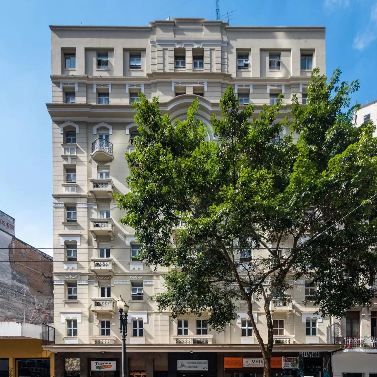 Facade/entrance in Cinelandia Hotel