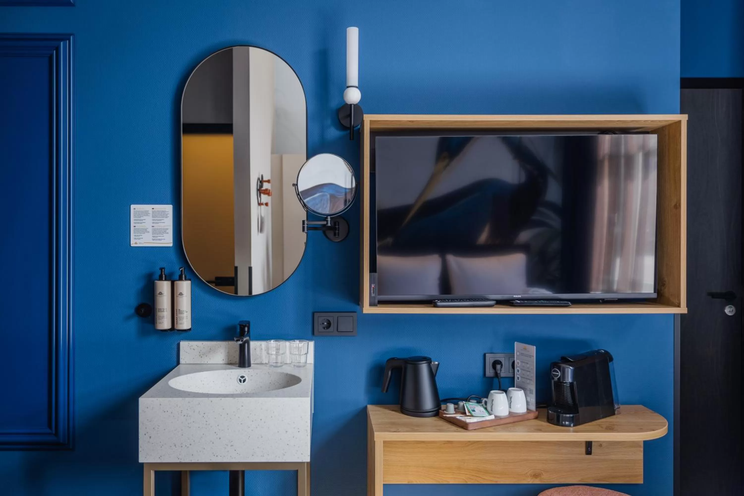 TV and multimedia, Bathroom in Hotel St Joris I Kloeg Collection
