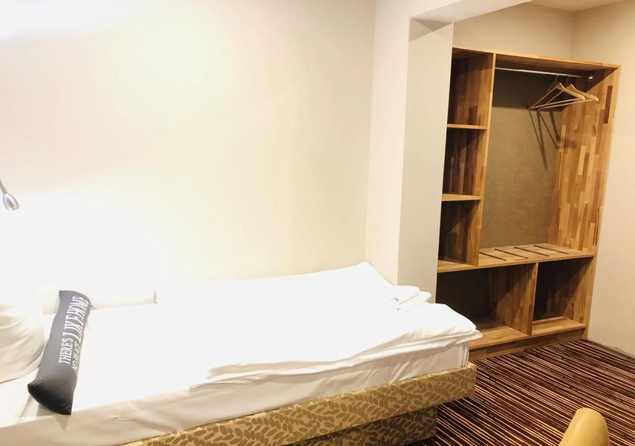 Photo of the whole room, Bed in Elbgalerie Hotel