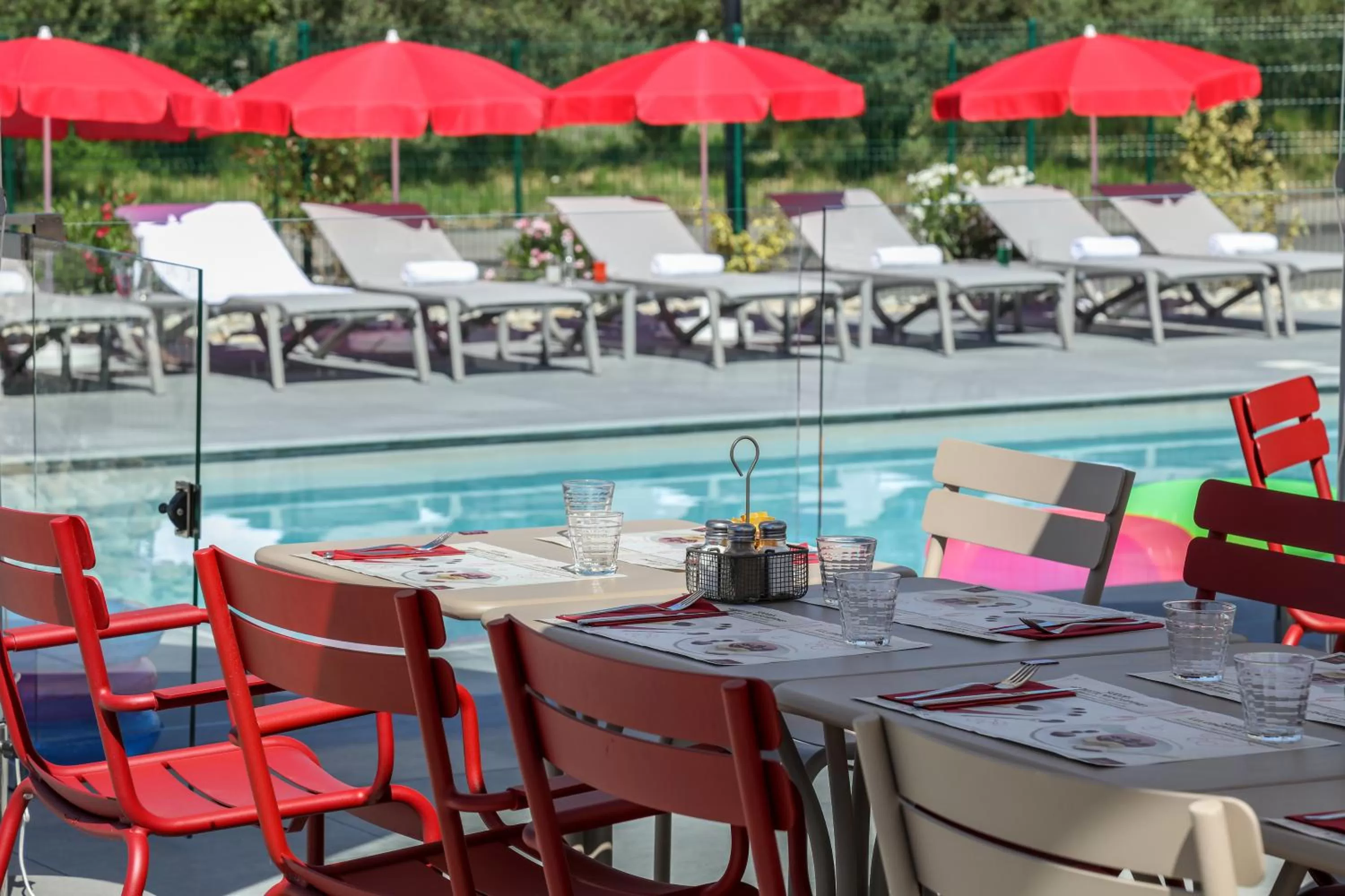 Swimming pool in ibis Orange Centre Echangeur A7 A9