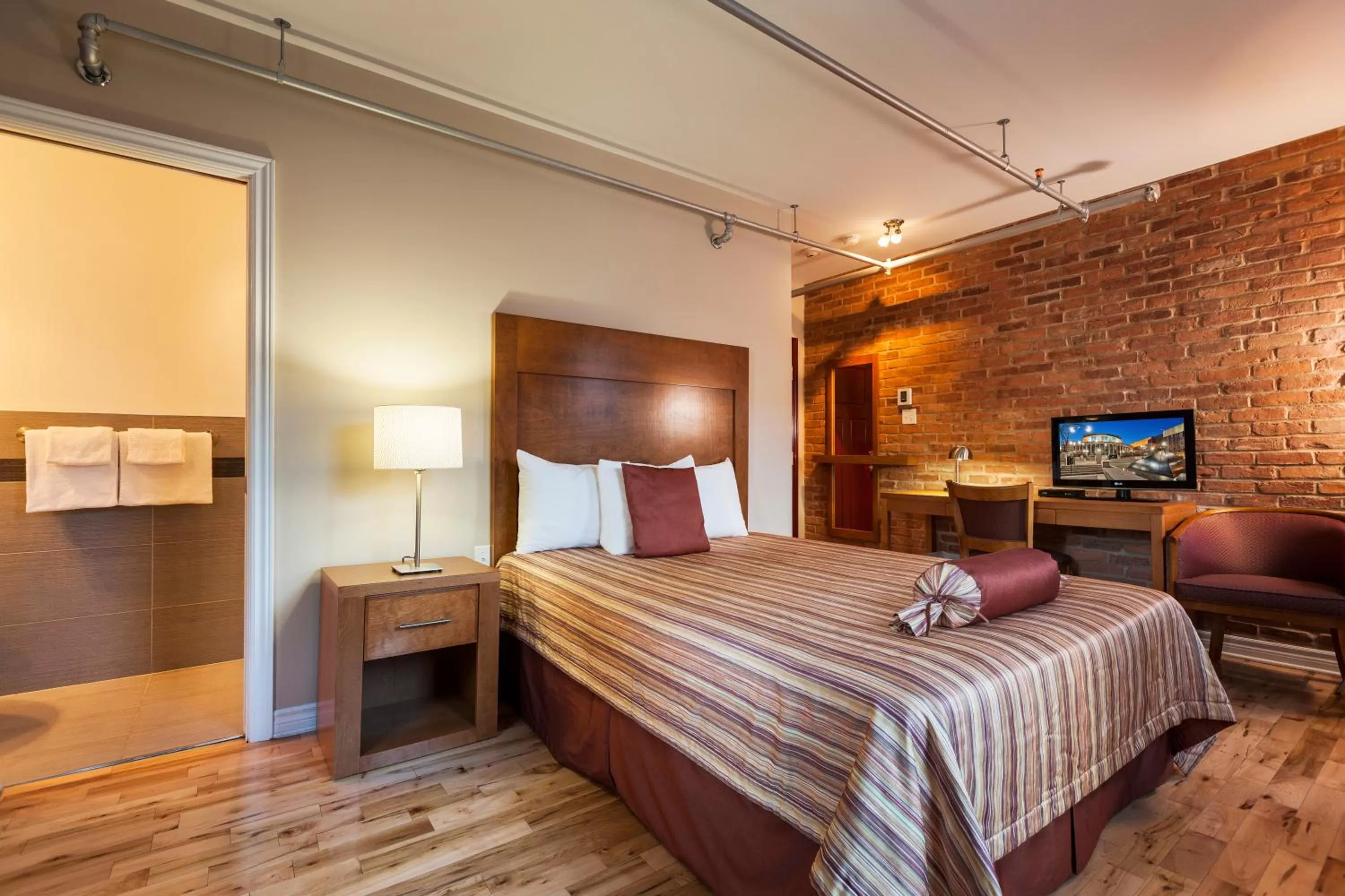 Bed in Hotel Quartier des Spectacles